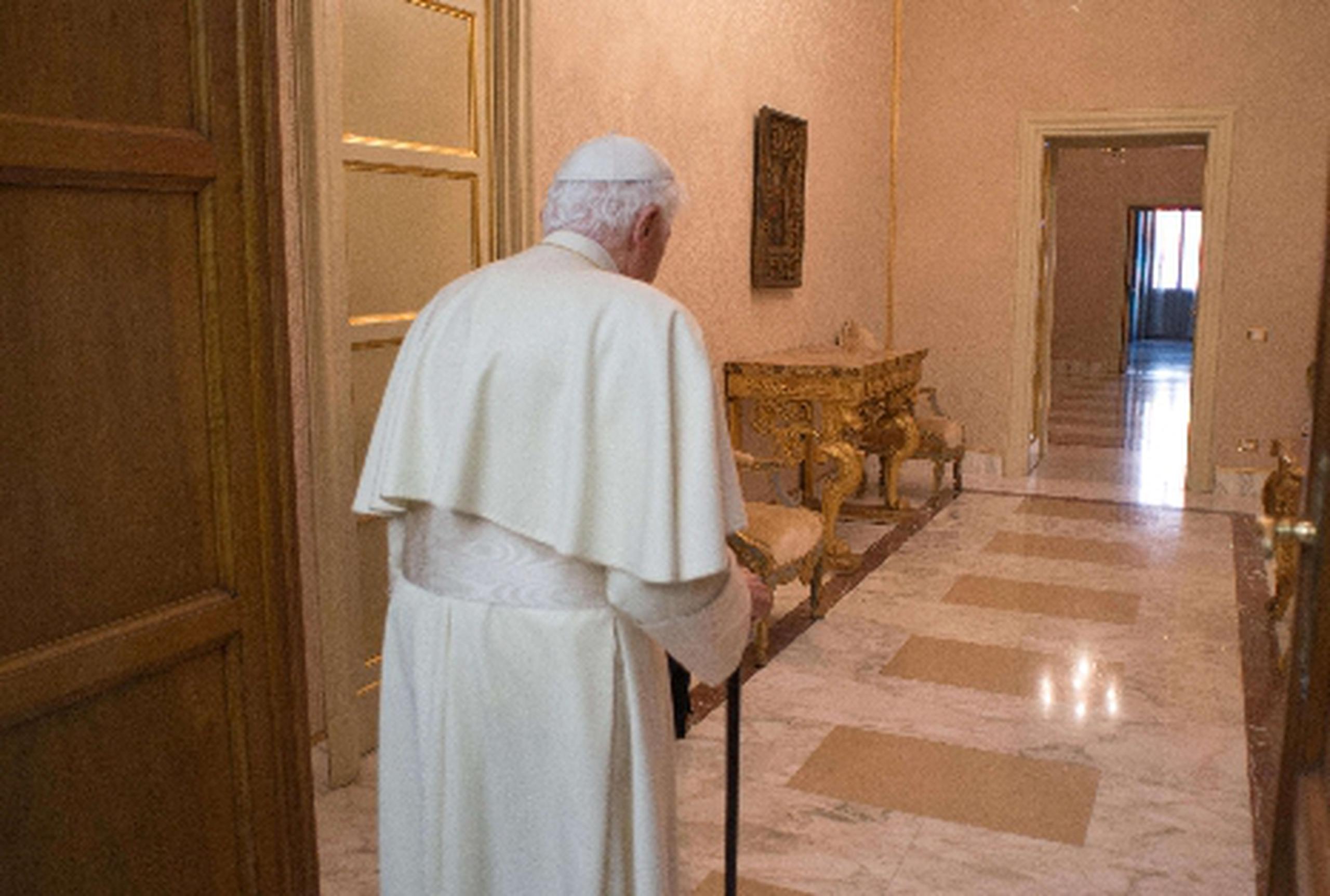 En su primer día como ex papa, Benedicto XVI ofició una misa, después dedicó unas horas a a rezar y por la tarde rezó el rosario mientras paseaba por los jardines de Castel Gandolfo.&nbsp;<font color="yellow">(AFP  / L’Osservatore Romano)</font>