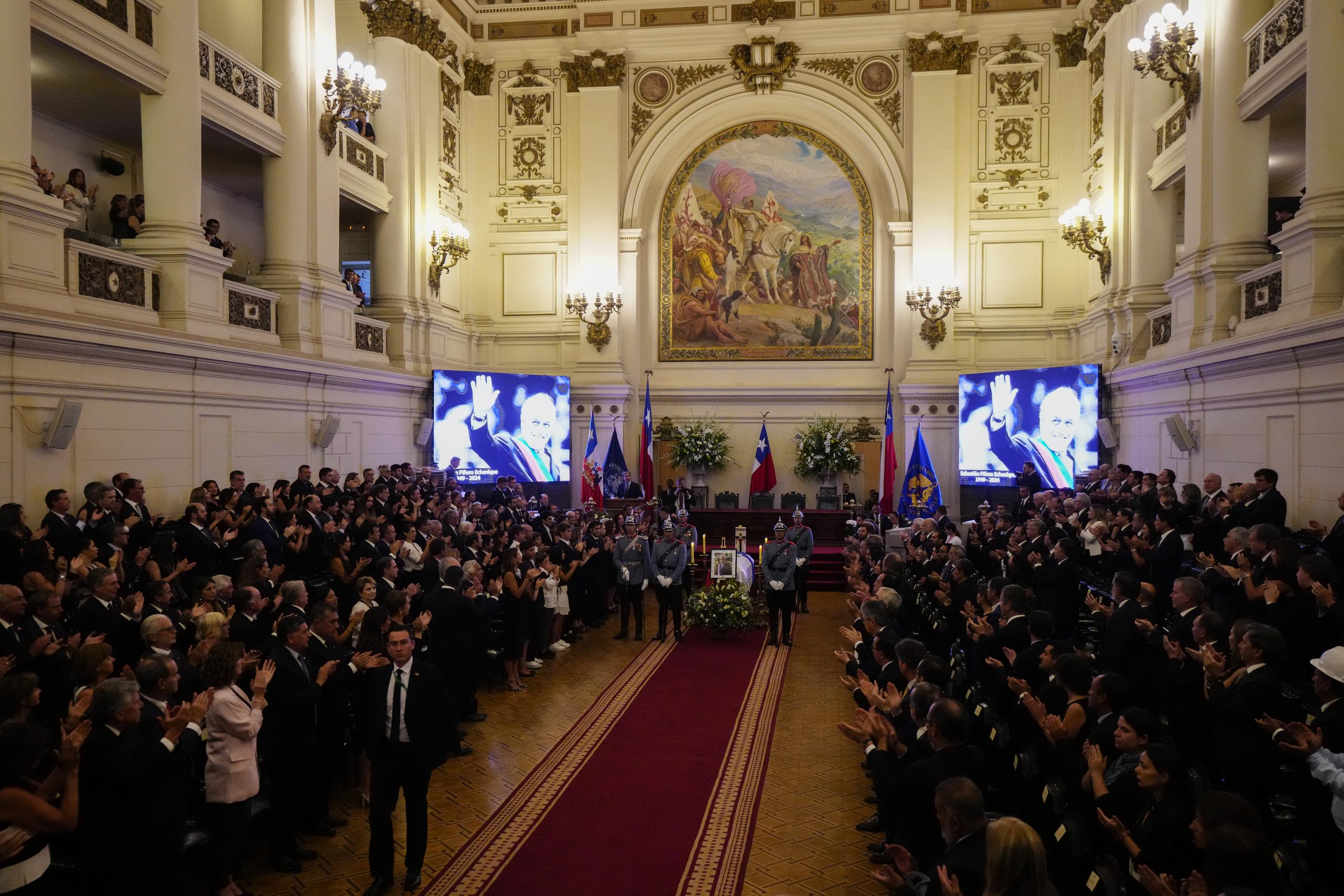 La gente aplaude durante el velorio del expresidente chileno Sebastián Piñera en el Congreso en Santiago, Chile. El dos veces expresidente murió el 6 de febrero en un accidente de helicóptero. Tenía 74 años.