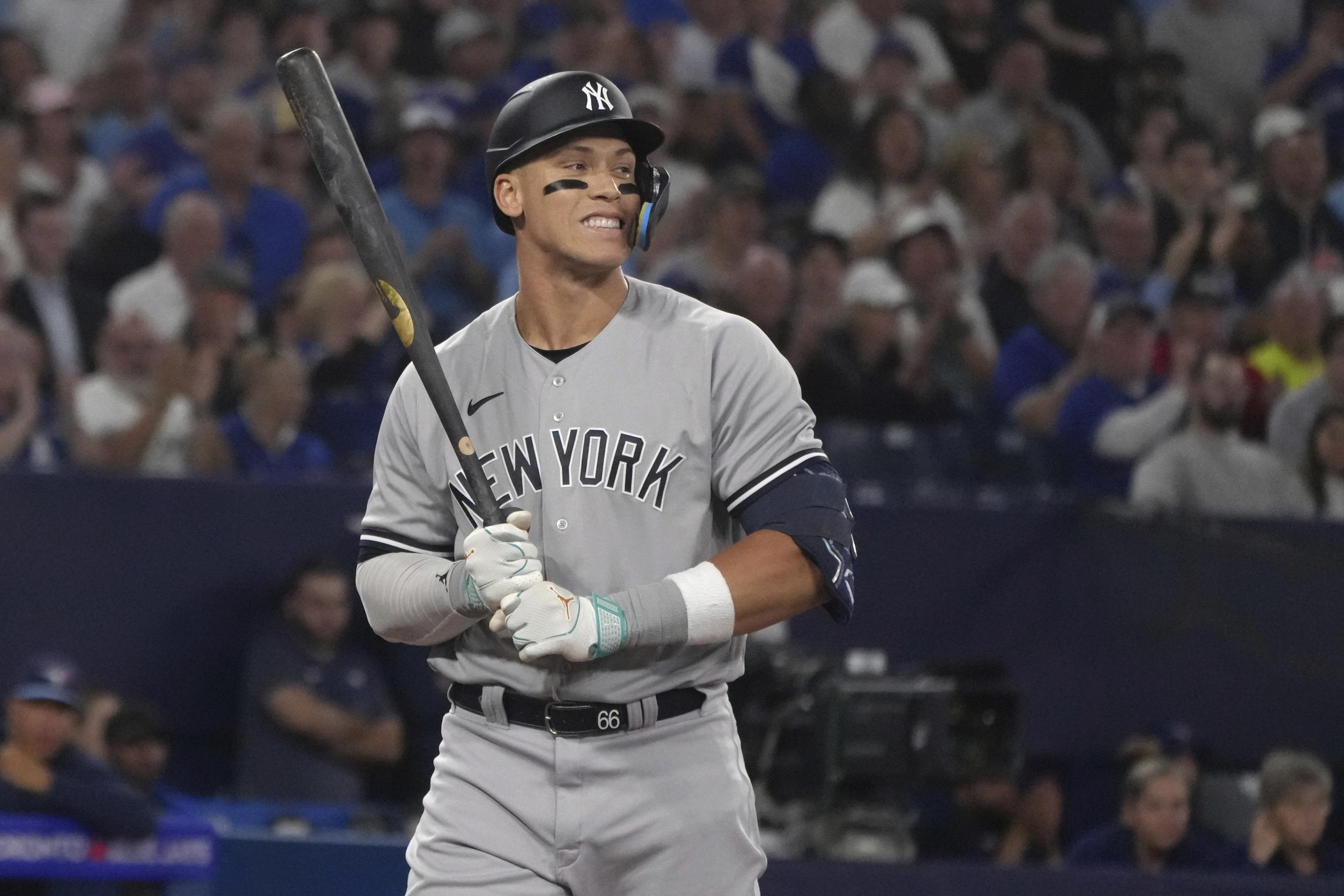 Aaron Judge, de los Yankees, reacciona después de ser ponchado por el pitcher abridor de los Blue Jays, Kevin Gausman, durante la quinta entrada del juego de béisbol del lunes 16 de mayo de 2023, en Toronto.
