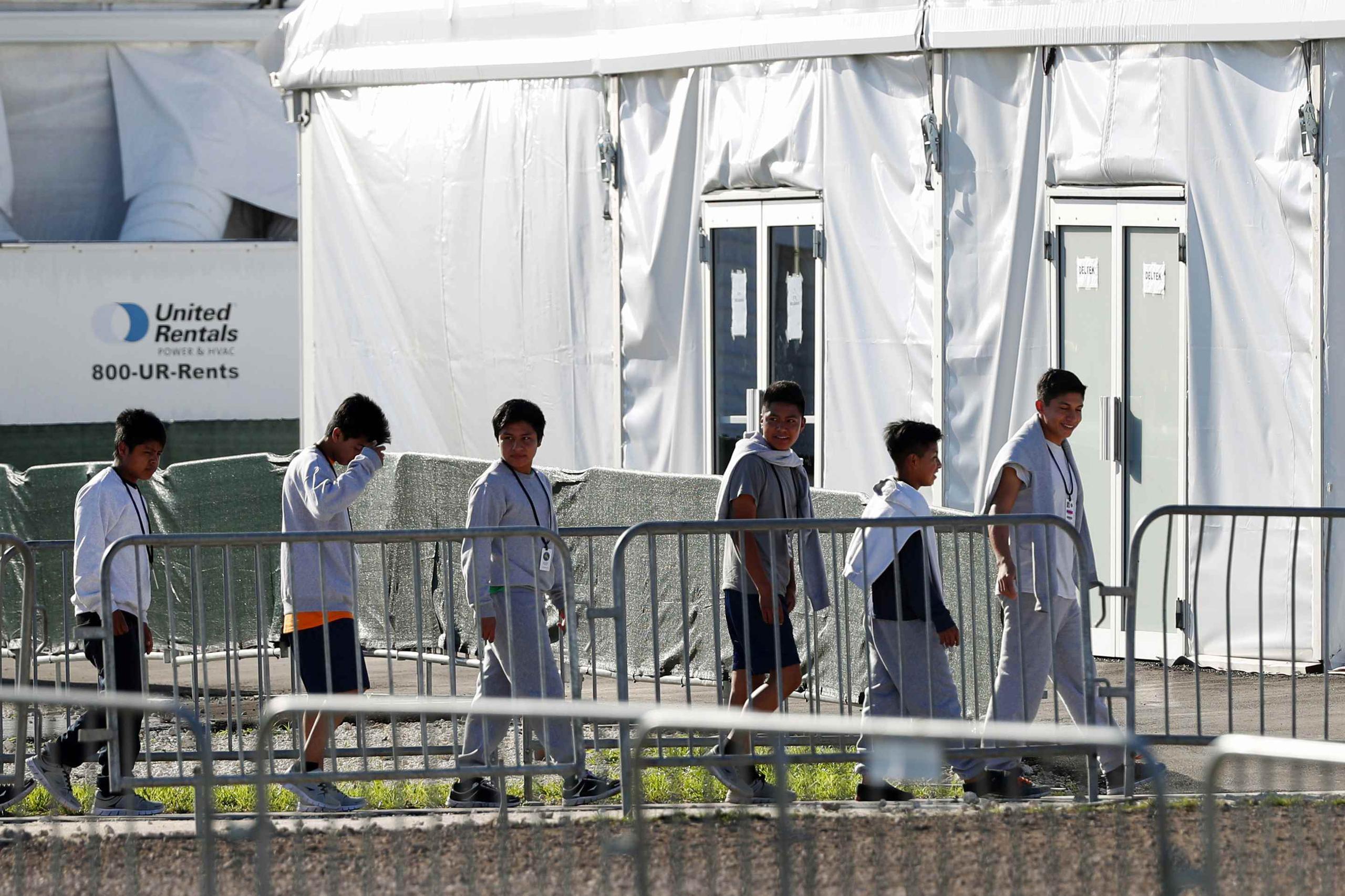 Legisladores y defensores de los derechos de los inmigrantes han emitido duras críticas a la forma en que se trata a los menores, diciendo que el centro es más una prisión que una "albergue". (AP)