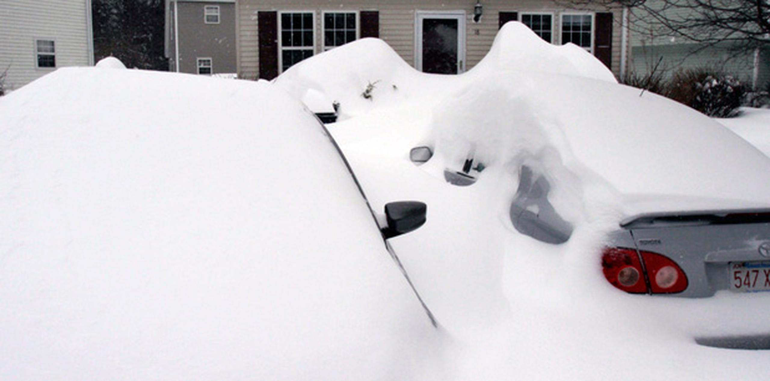 La tormenta enterró el área de Boston en más de 2 pies de nieve y provocó vientos que superaron las 70 millas por hora. (AP)