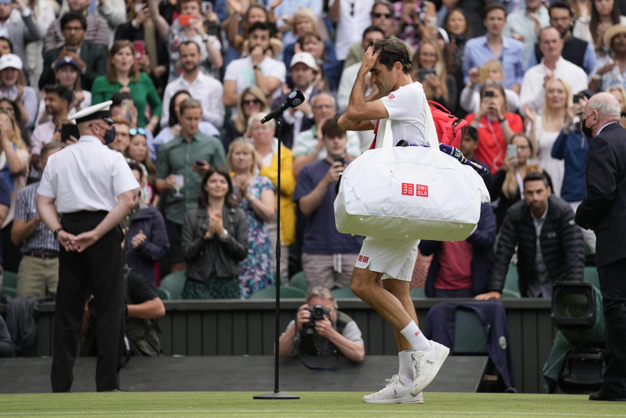 Roger Federer se despide tras perder ante Hubert Hurkacz en los cuartos de final de Wimbledon.