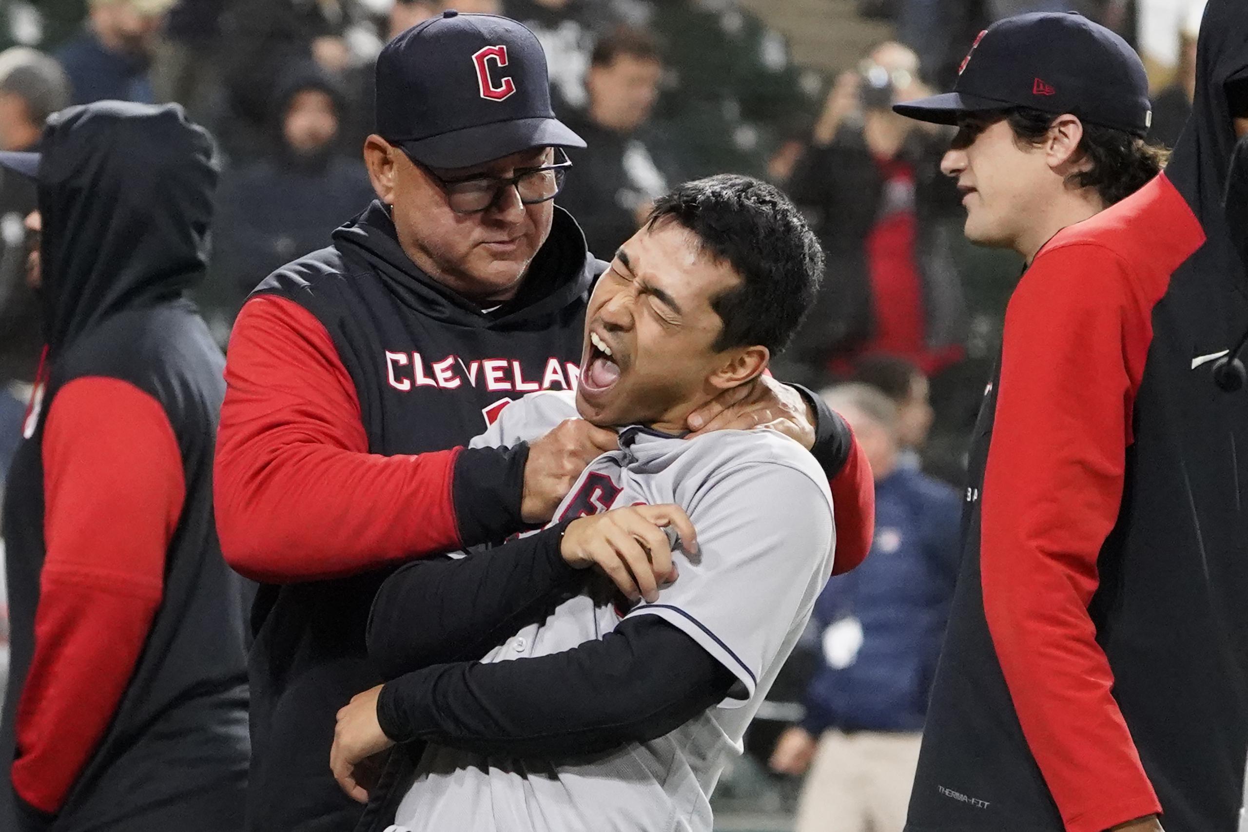 Terry Francona, dirigente de los Guardians de Cleveland, bromea con Steven Kwan tras el triunfo sobre los White Sox de Chicago el jueves.