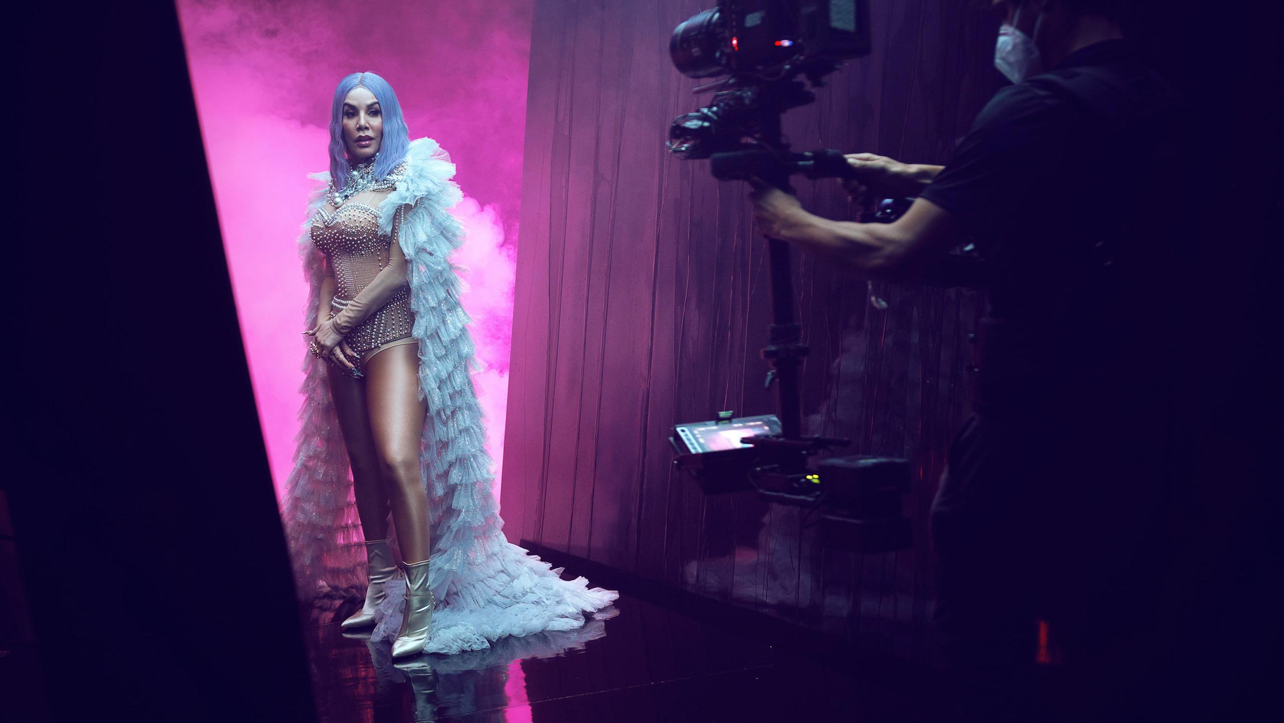 El vídeo musical presenta a la rapera con diversos cambios de ropa.