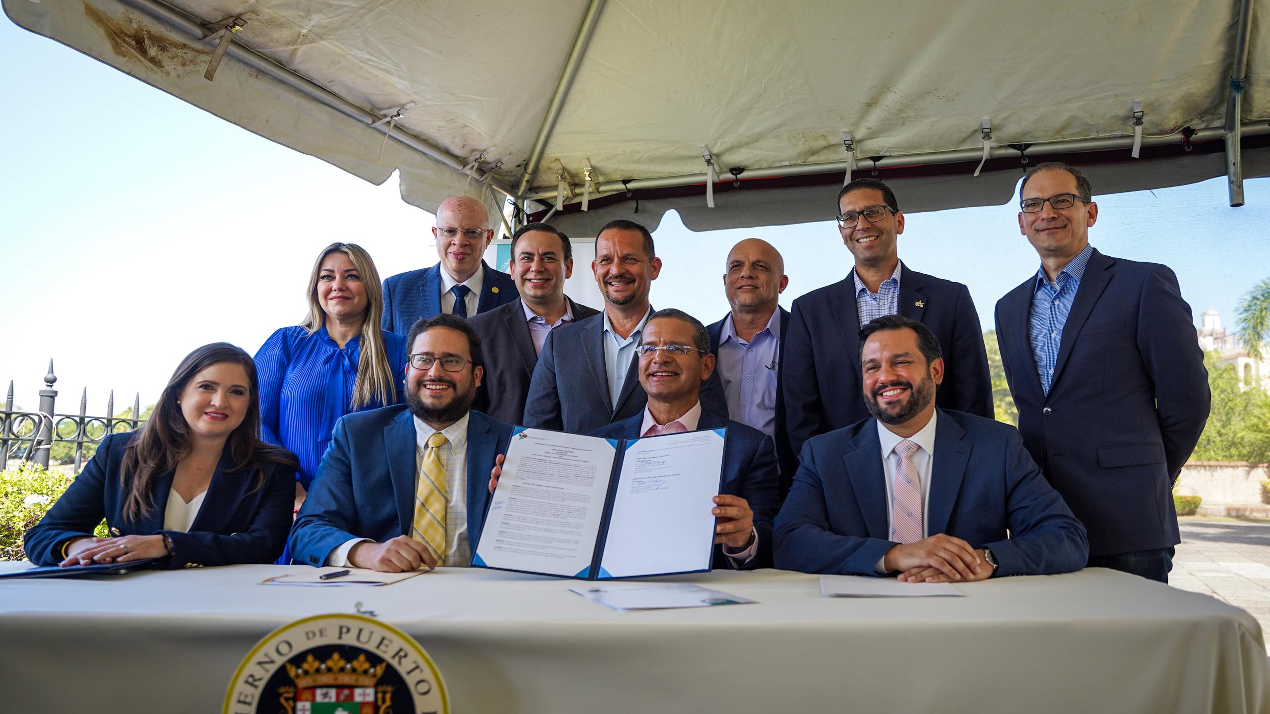 El gobernador Pedro Pierluisi presenta las firmas tomadas para sellar el acuerdo entre el Departamento de la Vivienda y la Autoridad de Carreteras y Transportación de Puerto Rico (ACT) para terminar la construcción de la carretera PR-10 entre Arecibo y Ponce.