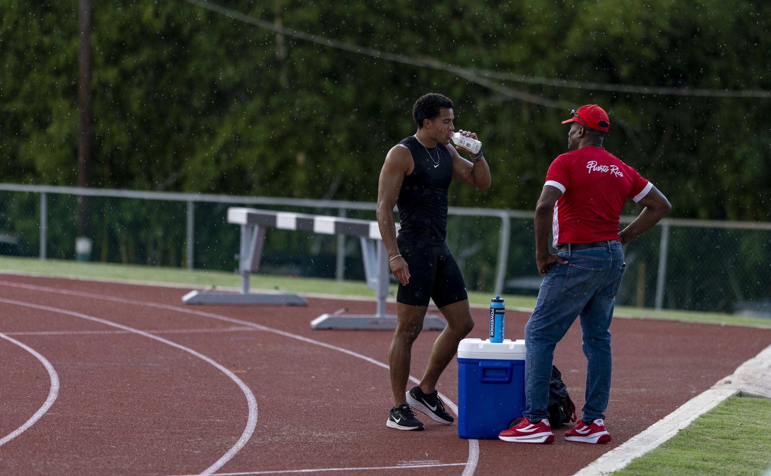 Ayden Owens se mudó a Puerto Rico para realizar todo su entrenamiento conducente a eventos de clasificación a las Olimpiadas, y sucesivamente, hacia los Juegos París 2024. Con él está en la Isla el entrenador y exatleta Lawrence Johnson.