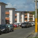 Investigan muerte de un hombre en residencial en Santurce 
