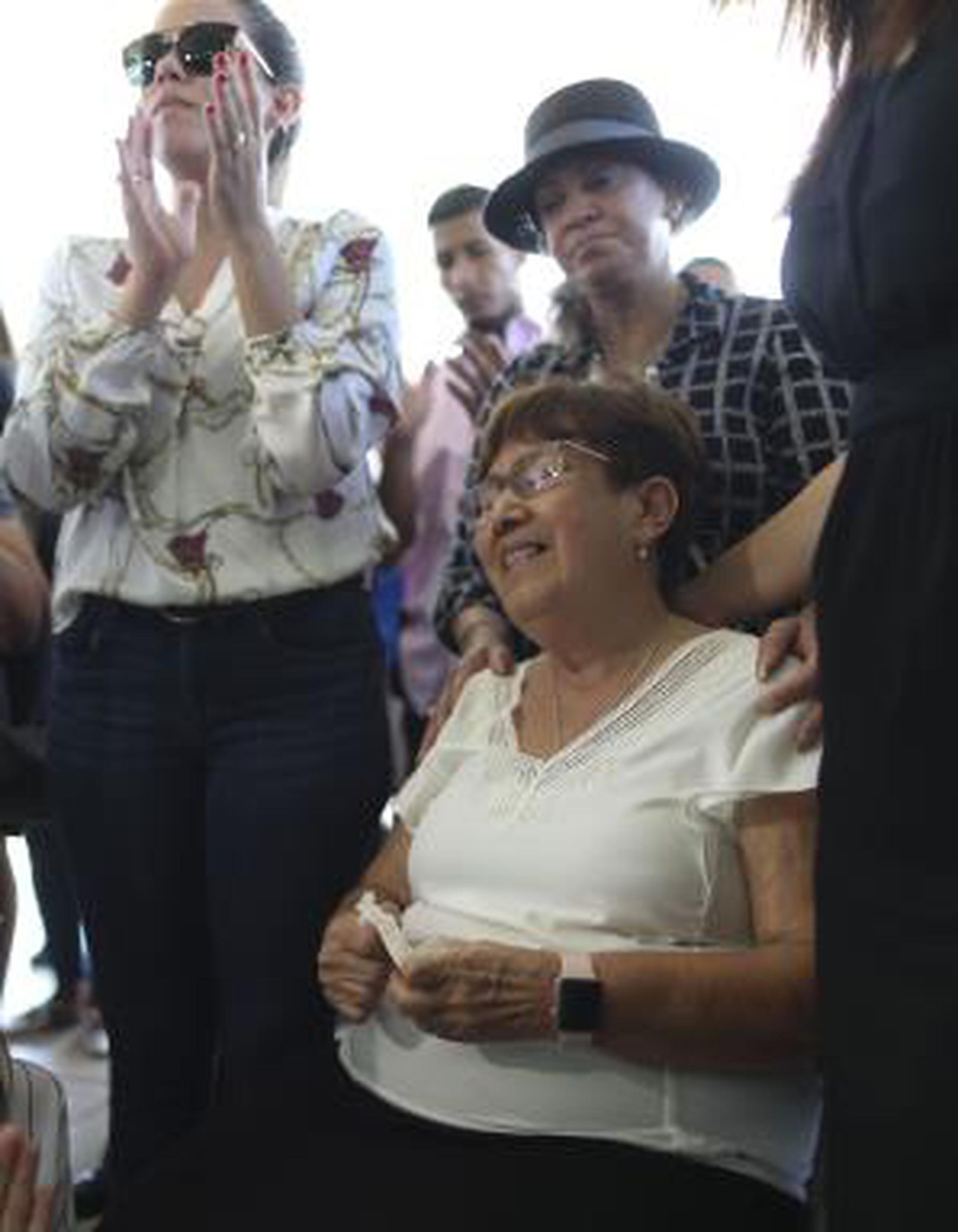 Iris Delia Ríos, madre del locutor, pudo contener su tristeza para dar las gracias por la solidaridad recibida desde que se dio a conocer la noticia a tempranas horas del jueves. (teresa.canino@gfrmedia.com)