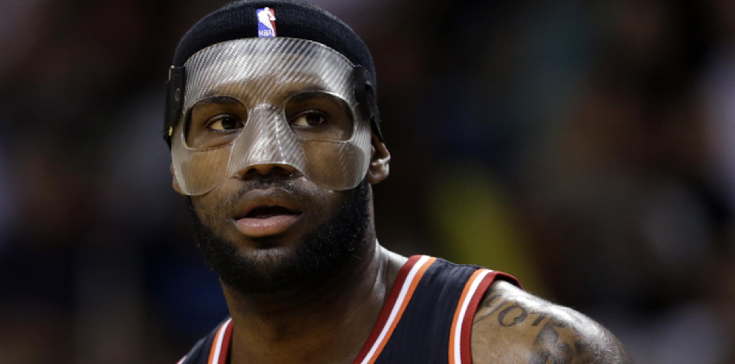 James dijo que algunos dirigentes de la NBA le dijeron que debía usar una máscara que permitiera a los rivales verle el rostro. (AP/Alan Diaz)