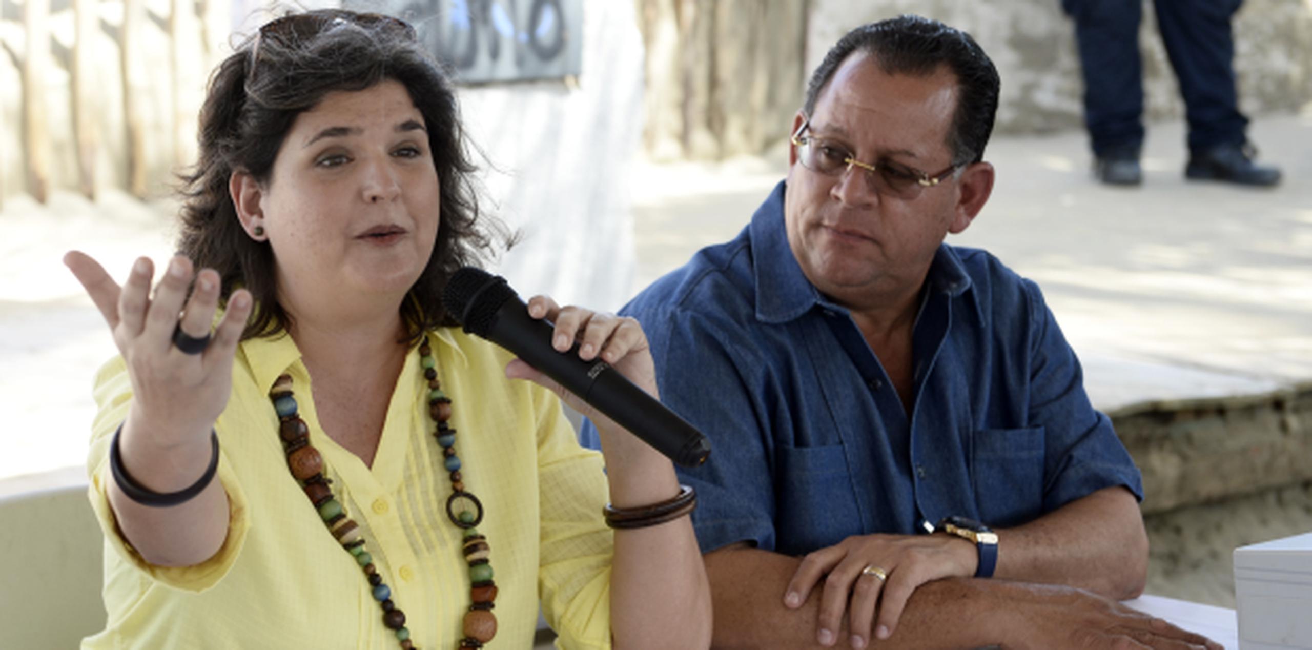 La secretaria de DRNA Carmen Guerrero, aquí con el alcalde Carlos López, dijo que en tres meses podrían ser avalados por la Junta de Planificación. (GERALD.LOPEZ@GFRMEDIA.COM)