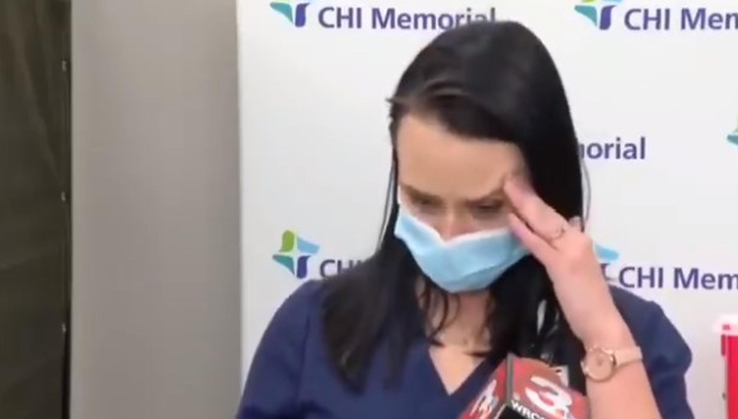 La enfermera Tiffany Dover se desmayó luego de vacunarse contra el coronavirus en Tennessee.