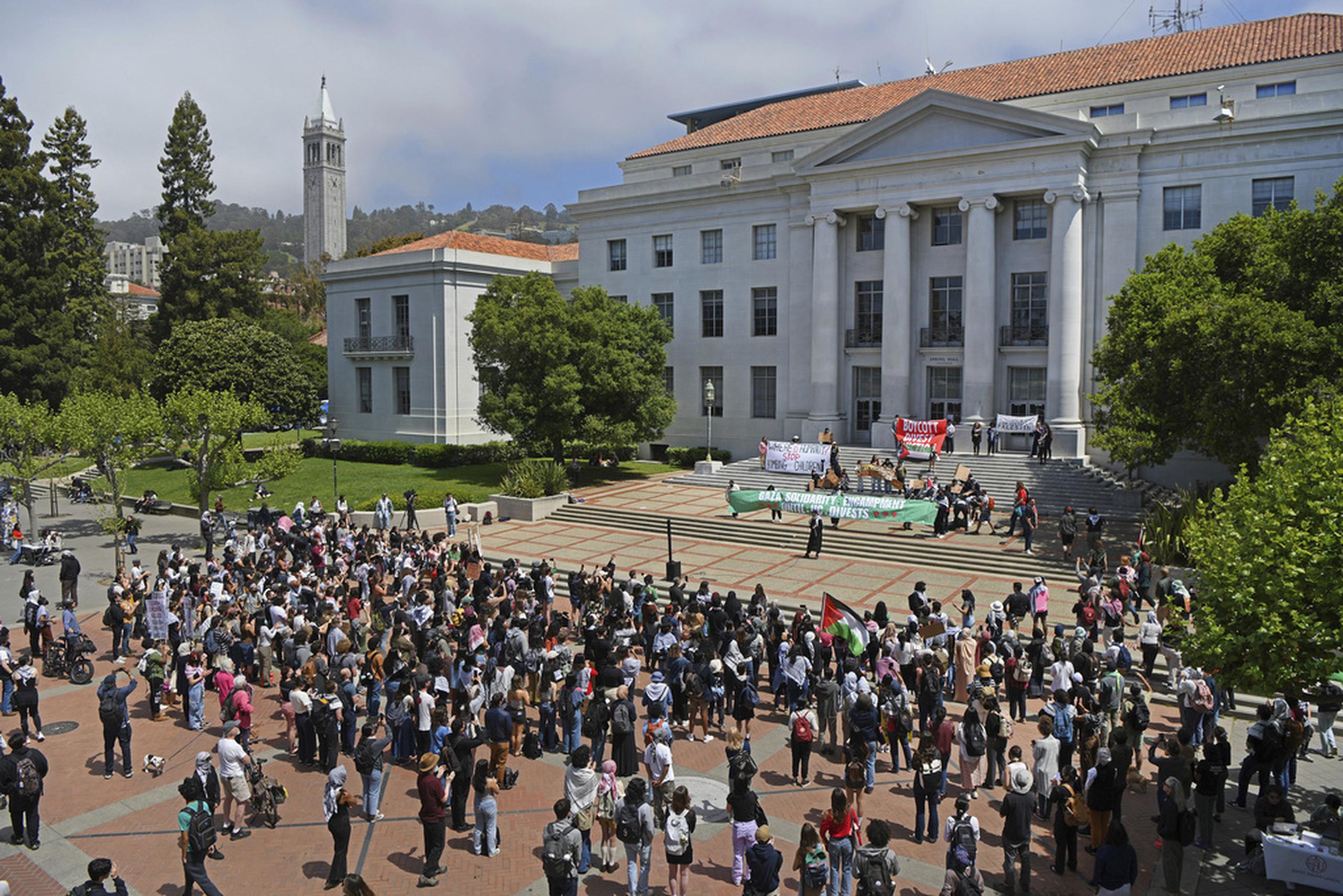 Manifestantes propalestinos se reúnen frente al Sproul Hall durante una protesta en el campus de UC Berkeley en Berkeley, California, el 22 de abril de 2024.