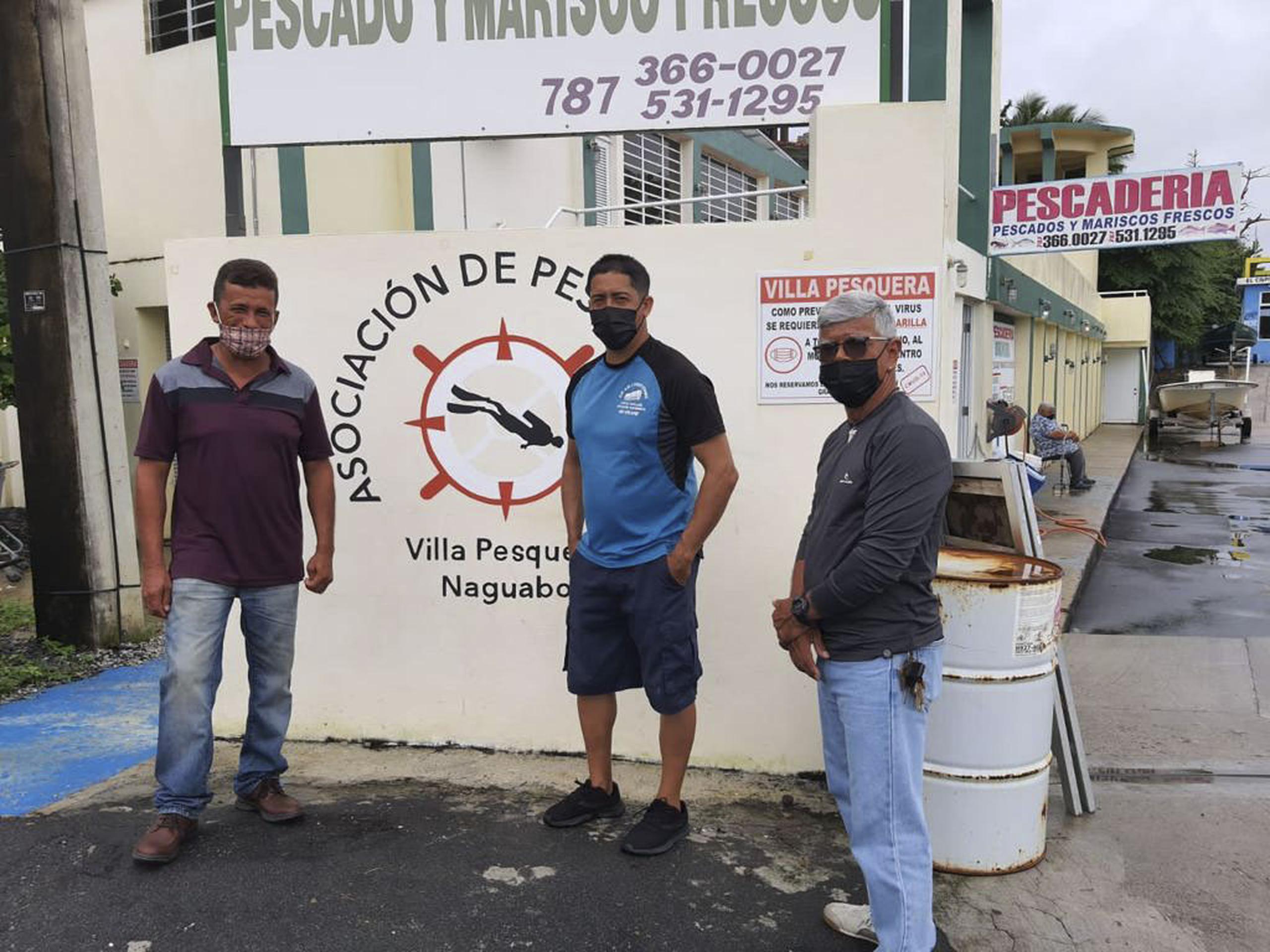 Los pescadores Tommy Gómez, Pedro Pérez y Gabriel Ramos se han visto obligados a reducir sus salidas al mar debido a que los productos no se están moviendo como antes.