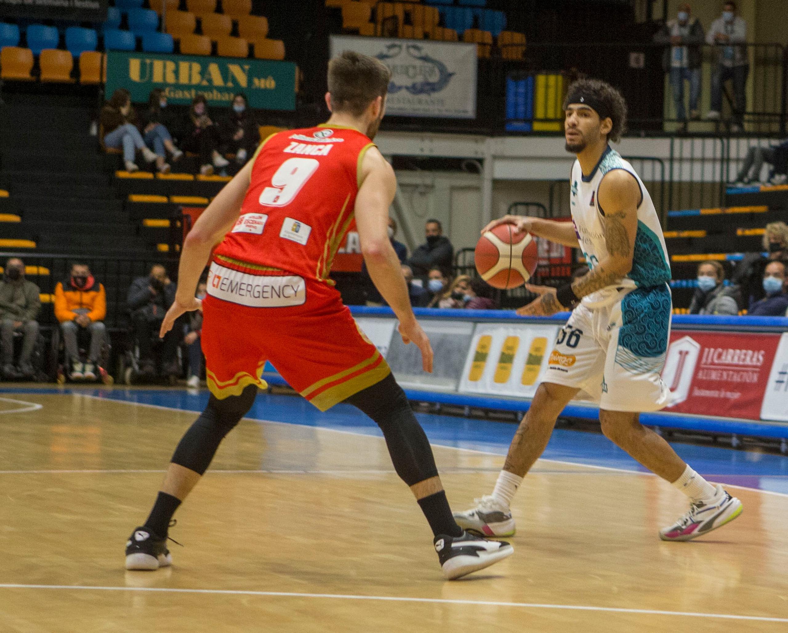 El juvenil canastero boricua Jhivvan Jackson, con el balón, debutó el fin de semana como baloncelista profesional al firmar con el Hestia Menorca de la liga LEB Plata de España.
