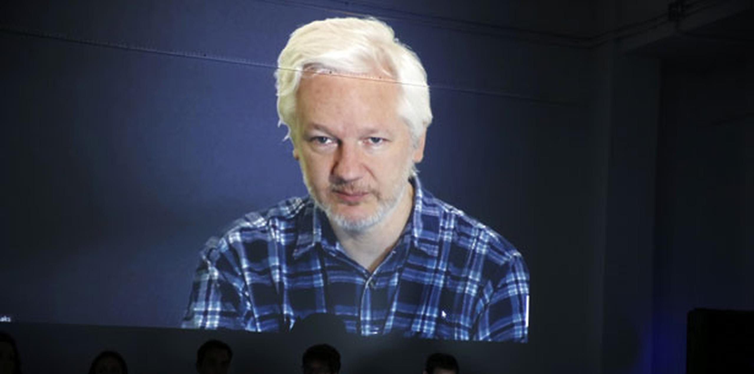 Assange está refugiado en la embajada de Ecuador en Londres desde que Suecia ordenó en 2012 su captura por un caso de violación que el fundador de Wikileaks niega. (EFE)