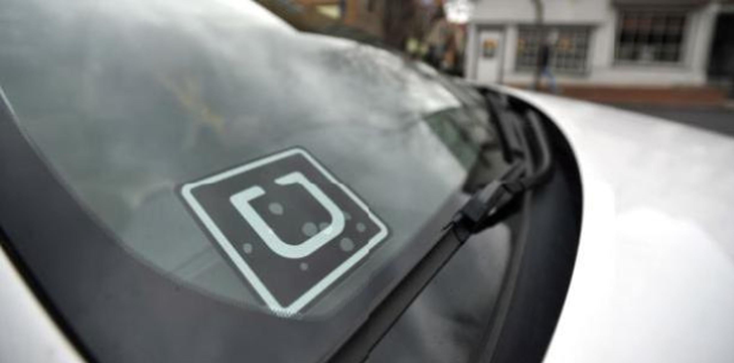 Según las denuncias de taxistas, conductores de Uber han estado recogiendo pasajeros en el aeropuerto y en hoteles en violación a las reglamentaciones vigentes. (Archivo)