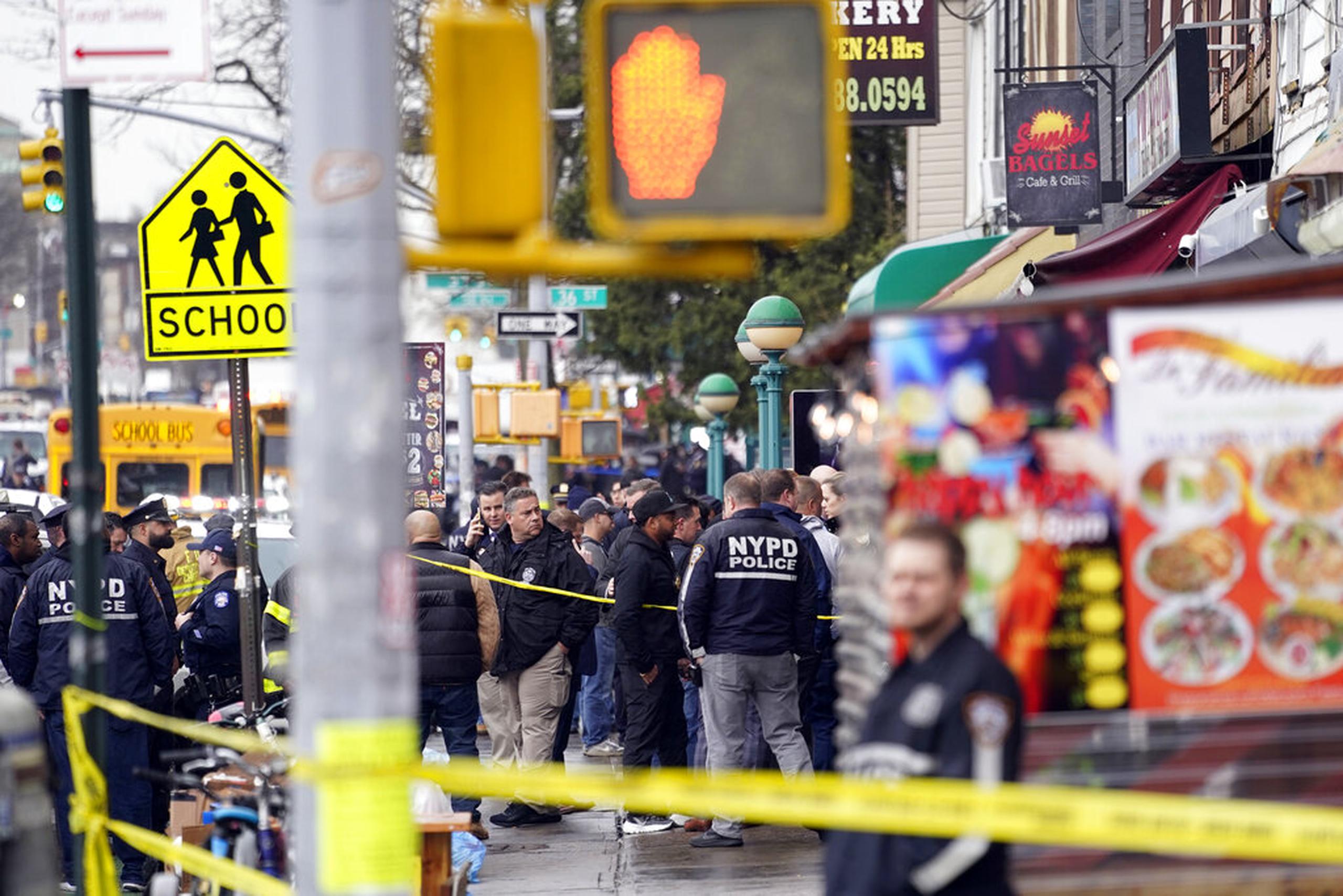 Personal del Departamento de la Policía de la ciudad de Nueva York se reunió en la entrada a la estación del tren tras el tiroteo.