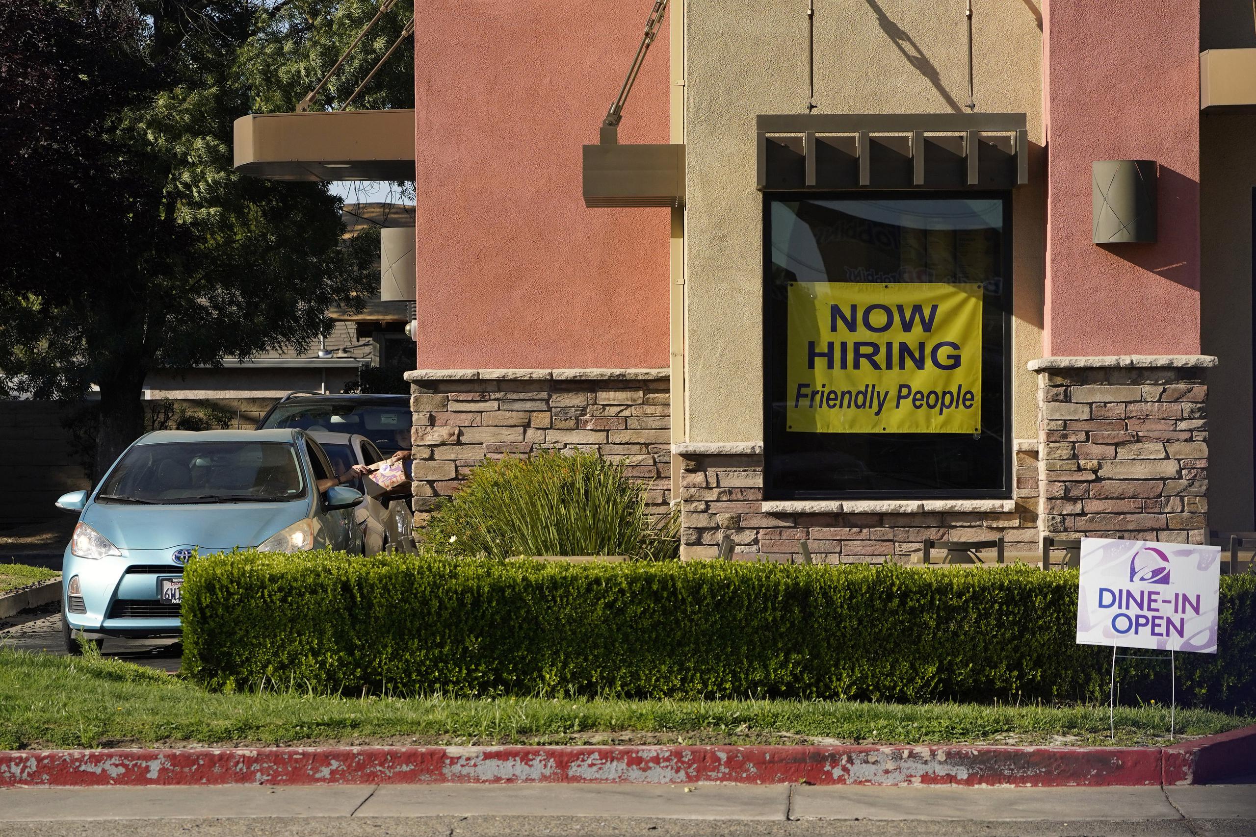 Letrero de contratación en una sucursal de Taco Bell en Sacramento, California. (AP Foto/Rich Pedroncelli, Archivo)