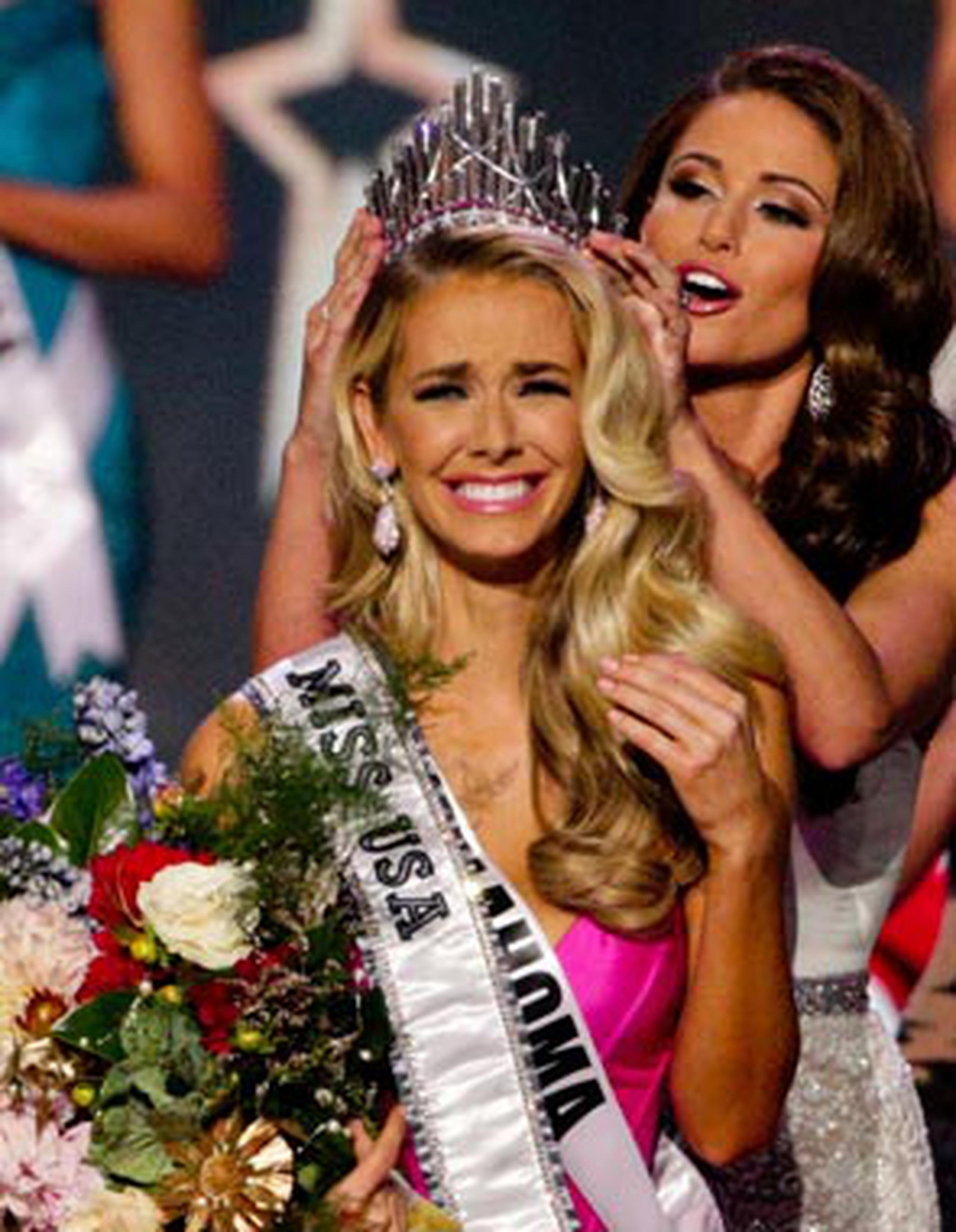 Olivia Jordan es coronada por Miss USA 2014 Nia Sánchez. (AP)