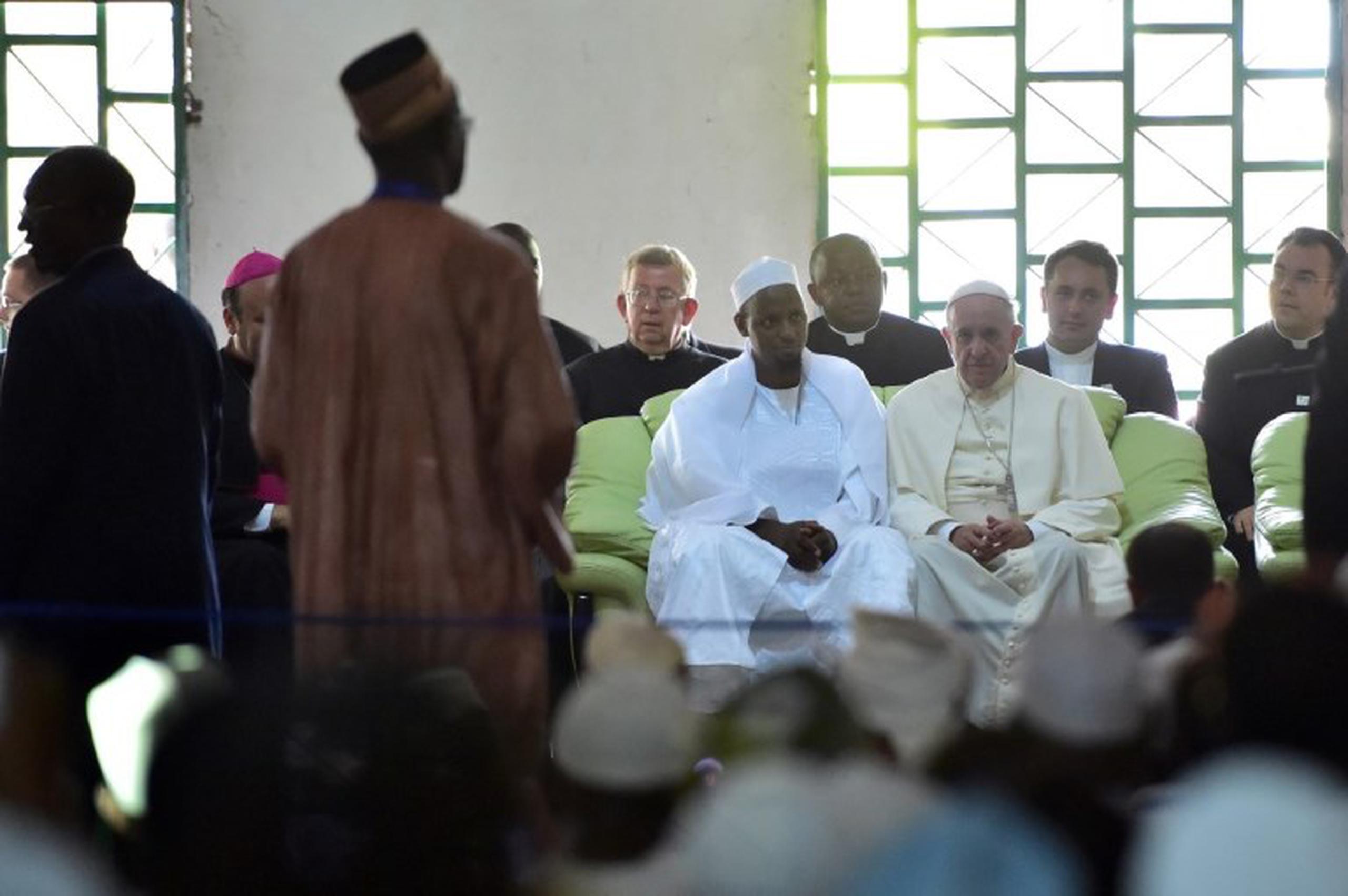 Francisco, aquí en una mezquita, concluyó su viaje de tres días a África, que lo llevó por Kenia, República Centroafricana y Uganda durante los últimos seis días. (AFP)