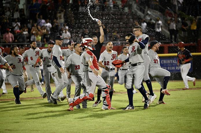 Los jugadores de los Grises de Humacao celebran tras derrotar a los Mulos de Juncos y asegurar su pase a la final del béisbol Doble A.