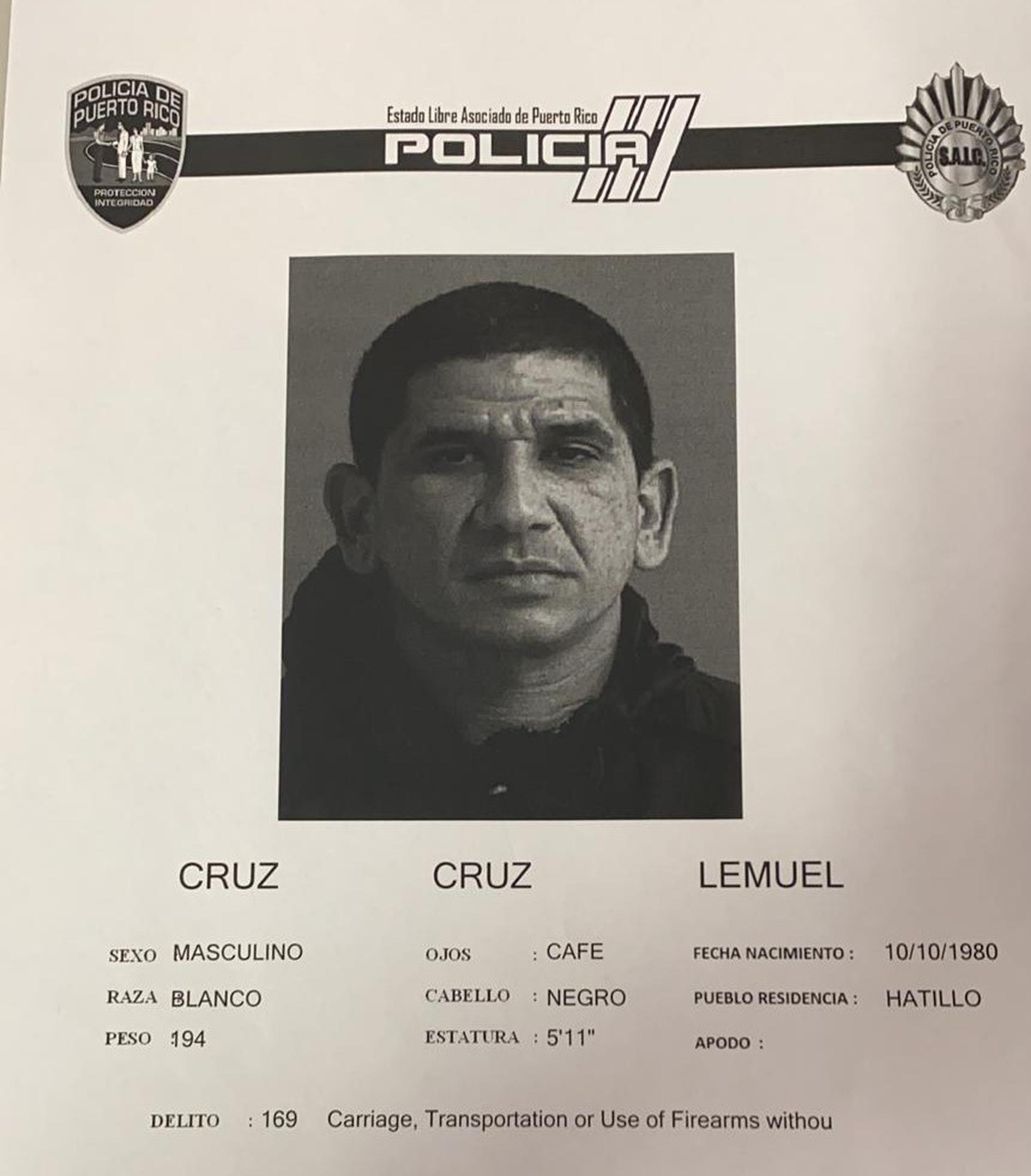 Lemuel Cruz Cruz, de 39 años, acusado en ausencia por el asesinato de una mujer el 24 de junio en Arecibo se entregó a las autoridades. Nuevos cargos por violencia de género y maltrato de menores fueron le fueron radicados.