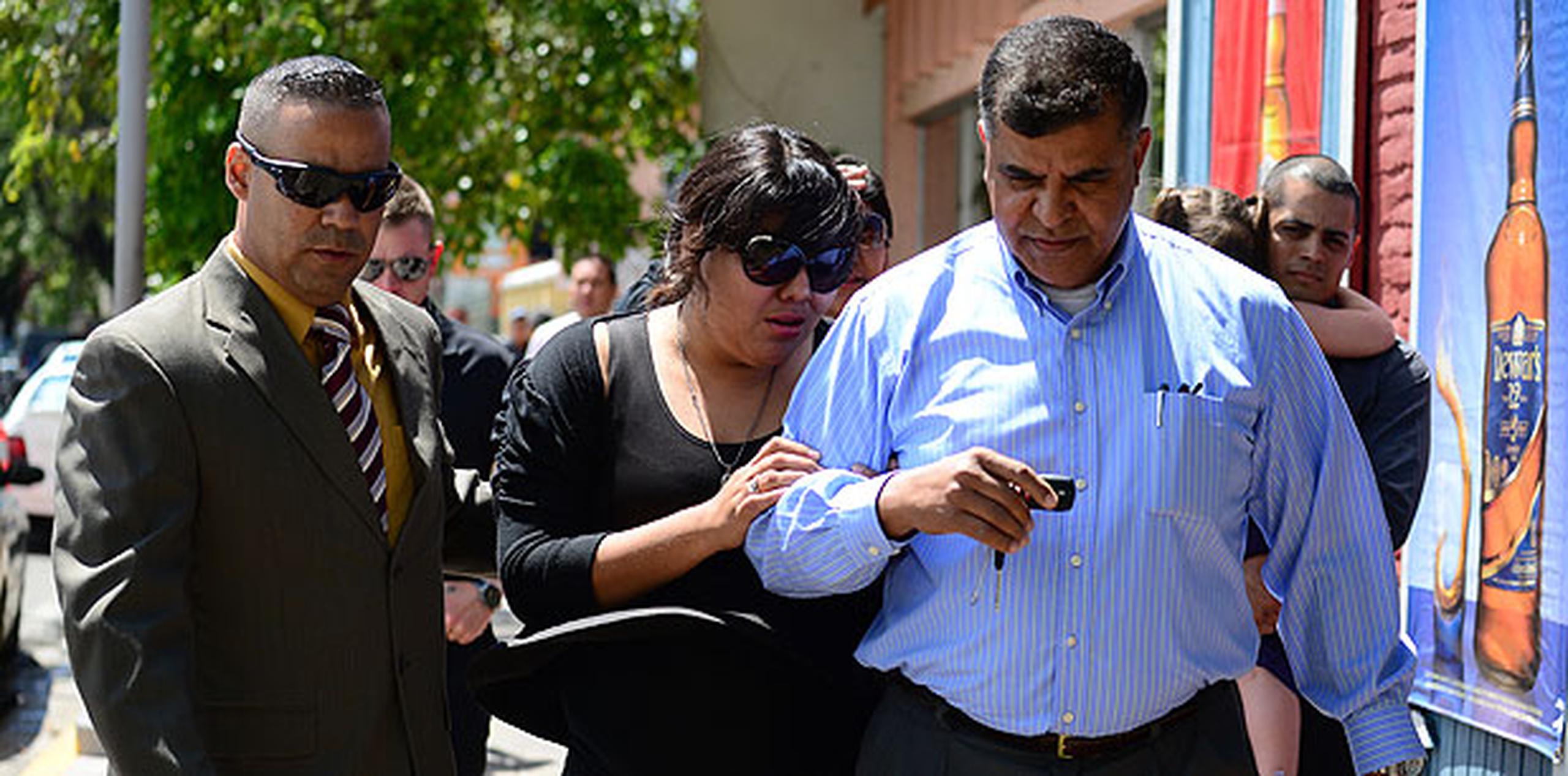 Karla López, la esposa de López y de nacionalidad mexicana, salió visiblemente acongojada y sin hacer expresiones.  (tony.zayas@gfrmedia.com)