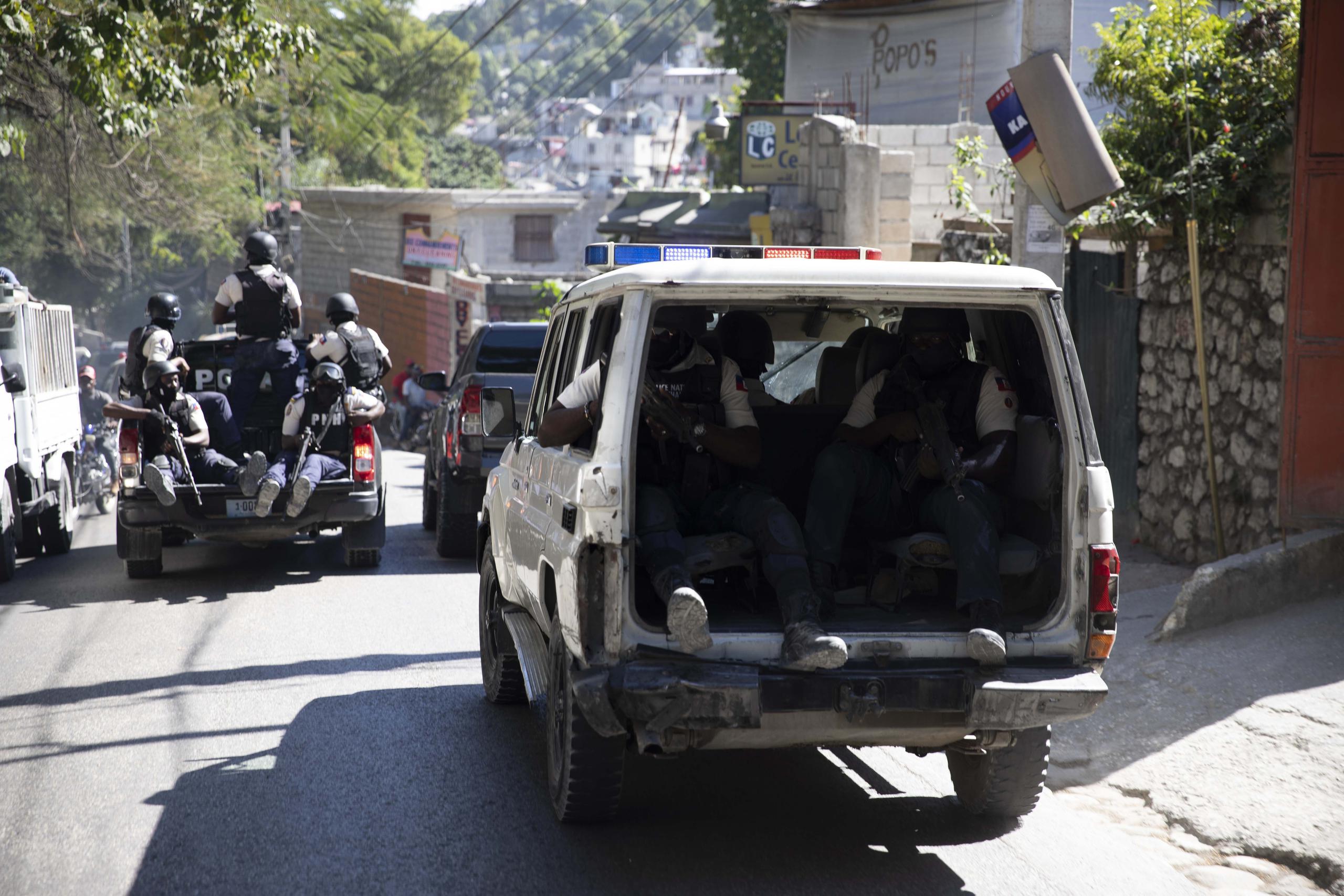 La Policía da rondas después de recuperar los cuerpos de los periodistas asesinados en Port-au-Prince, Haití, el viernes 7 de enero de 2022. (Foto AP/Odelyn Joseph)
