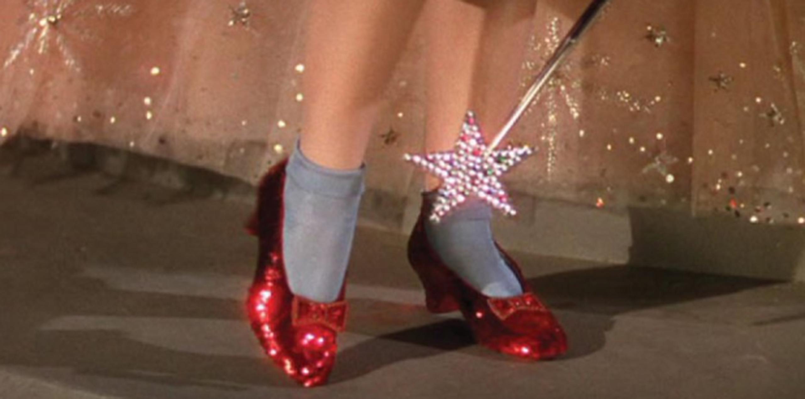 Los zapatos cubiertos de lentejuelas, fabricados hace casi 80 años por el departamento de accesorios de los estudios MGM, se han vuelto frágiles con el paso del tiempo. (Foto/Archivo)
