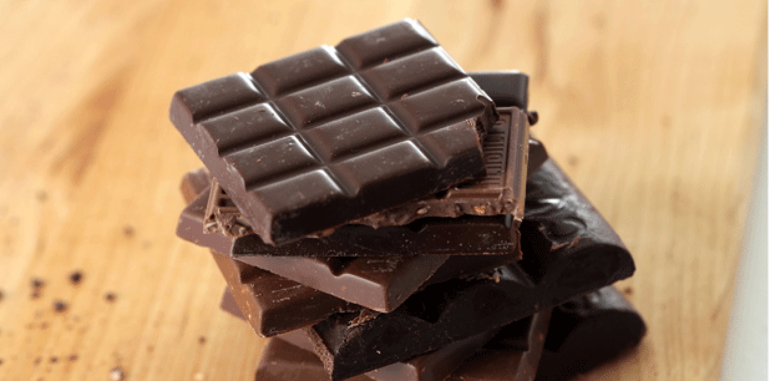 El chocolate contiene una sustancia llamada feniletilamina que provoca euforia mediante la liberación de la dopamina. Además, el calcio que contiene la leche favorece a la transmisión nerviosa y te vuelve más sensible al tacto. (Archivo)