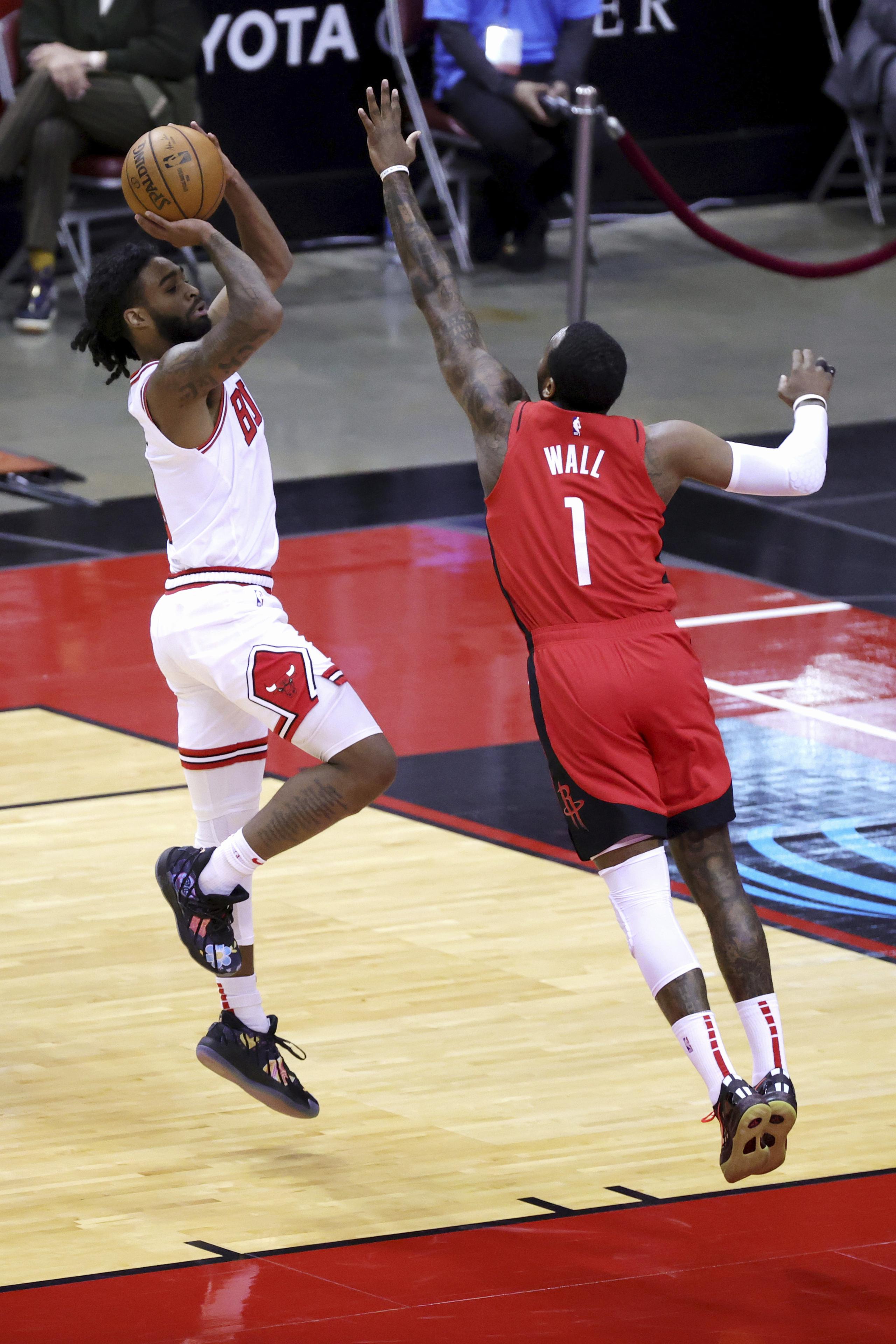 Coby White, de los Bulls de Chicago, lanza el balón sobre John Wall, de los Rockets de Houston, durante el encuentro del lunes.