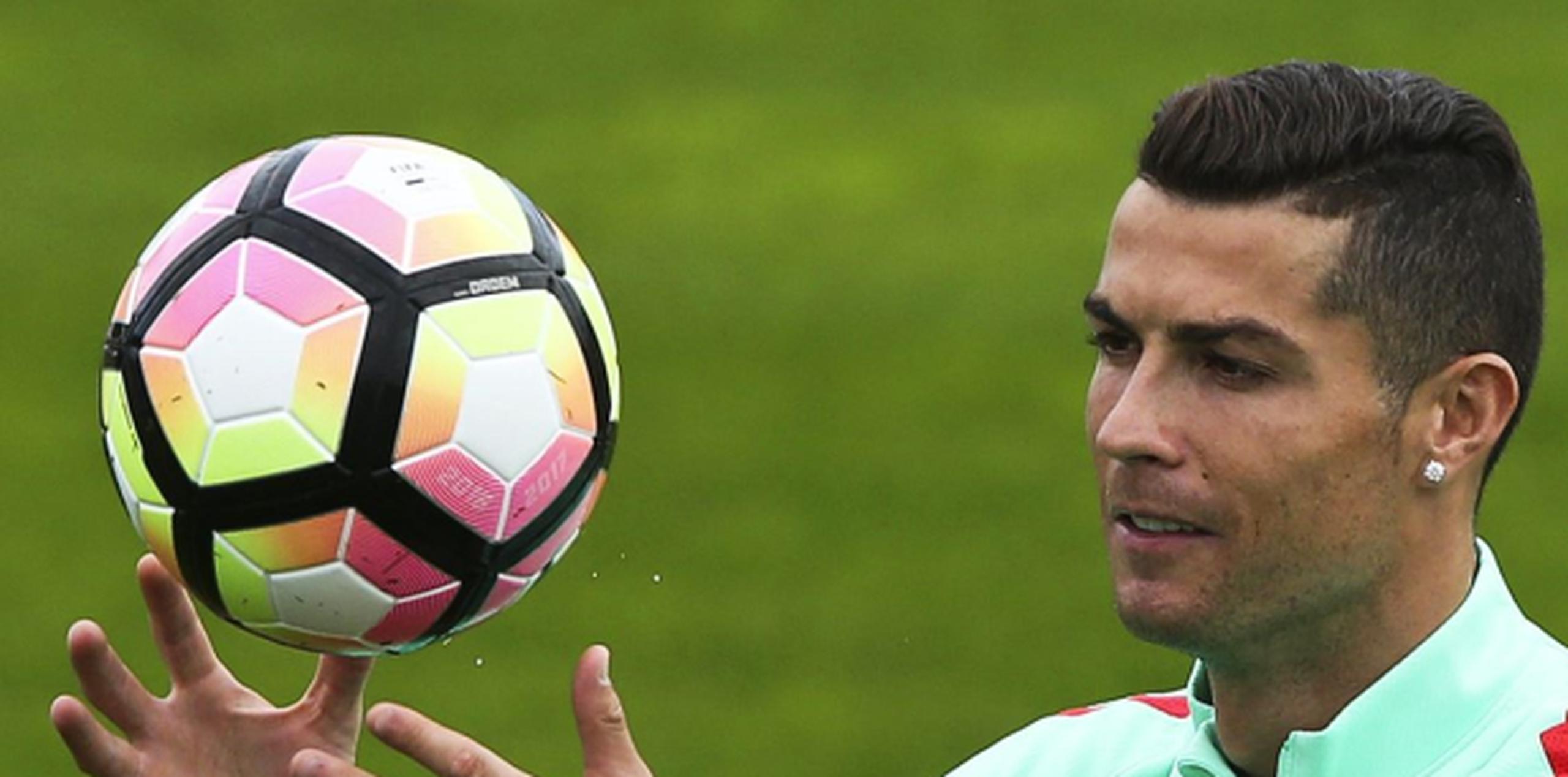 Ronaldo, tres veces jugador mundial del año, es capitán de la selección portuguesa que ganó el Campeonato de Europa este año. (EFE)