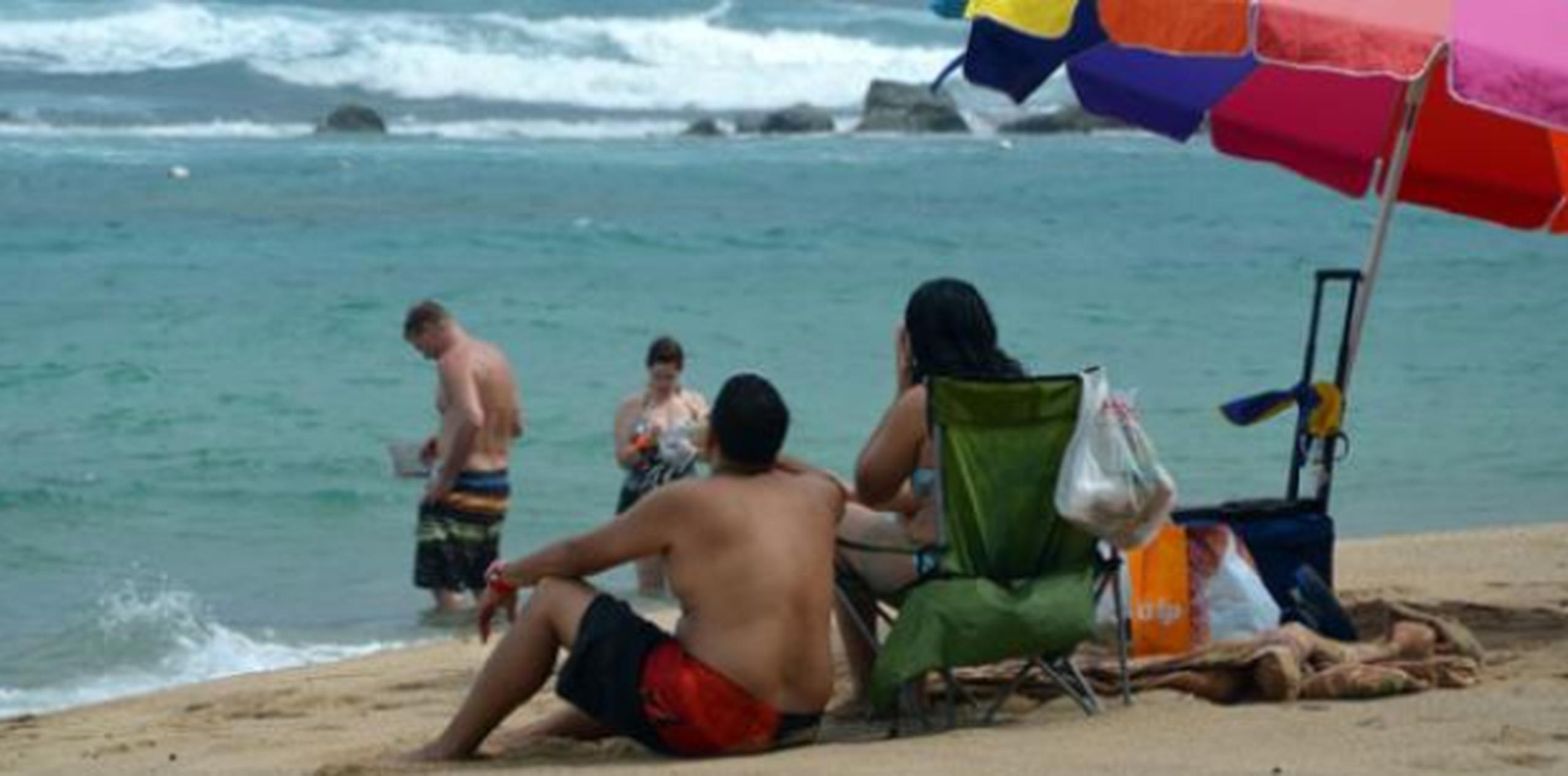 Se les exhorta a los bañistas y surfistas evitar las playas expuestas al Océano Atlántico y pasajes locales durante este evento de marejadas peligrosas. (Archivo)