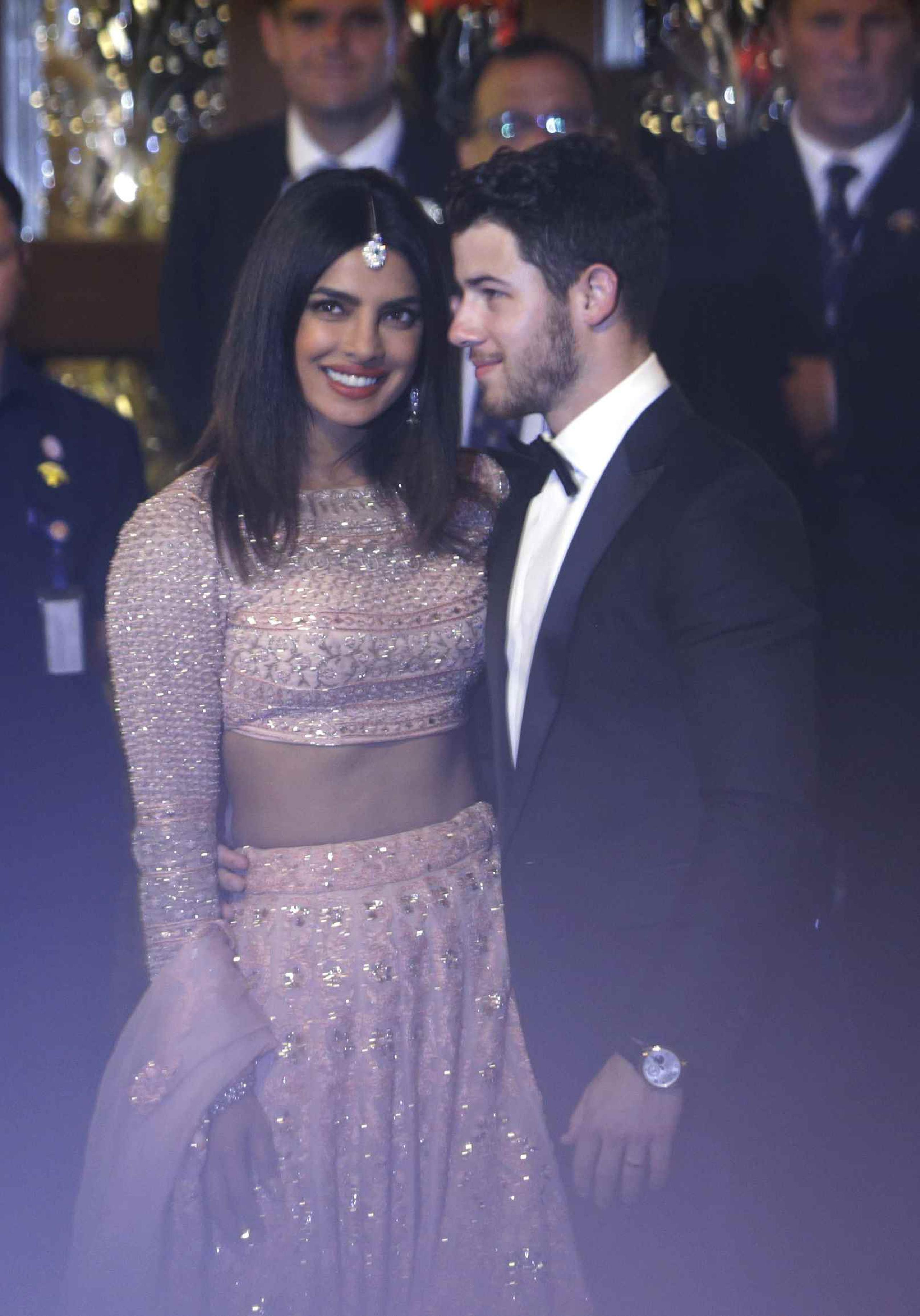 Priyanka Chopra y Nick Jonas en su llegada a la boda. (AP / Rajanish Kakade)