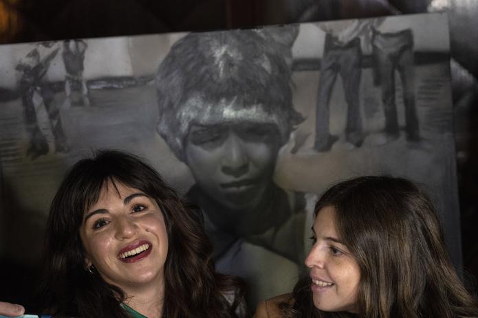 Las hijas de Diego Maradona, Dalma (derecha) y Yanina, sonríen antes de la presentación de un avión dedicado al fallecido exfutbolista, el miércoles 25 de mayo de 2022, en las afueras de Buenos Aires (AP Foto/Rodrigo Abd)