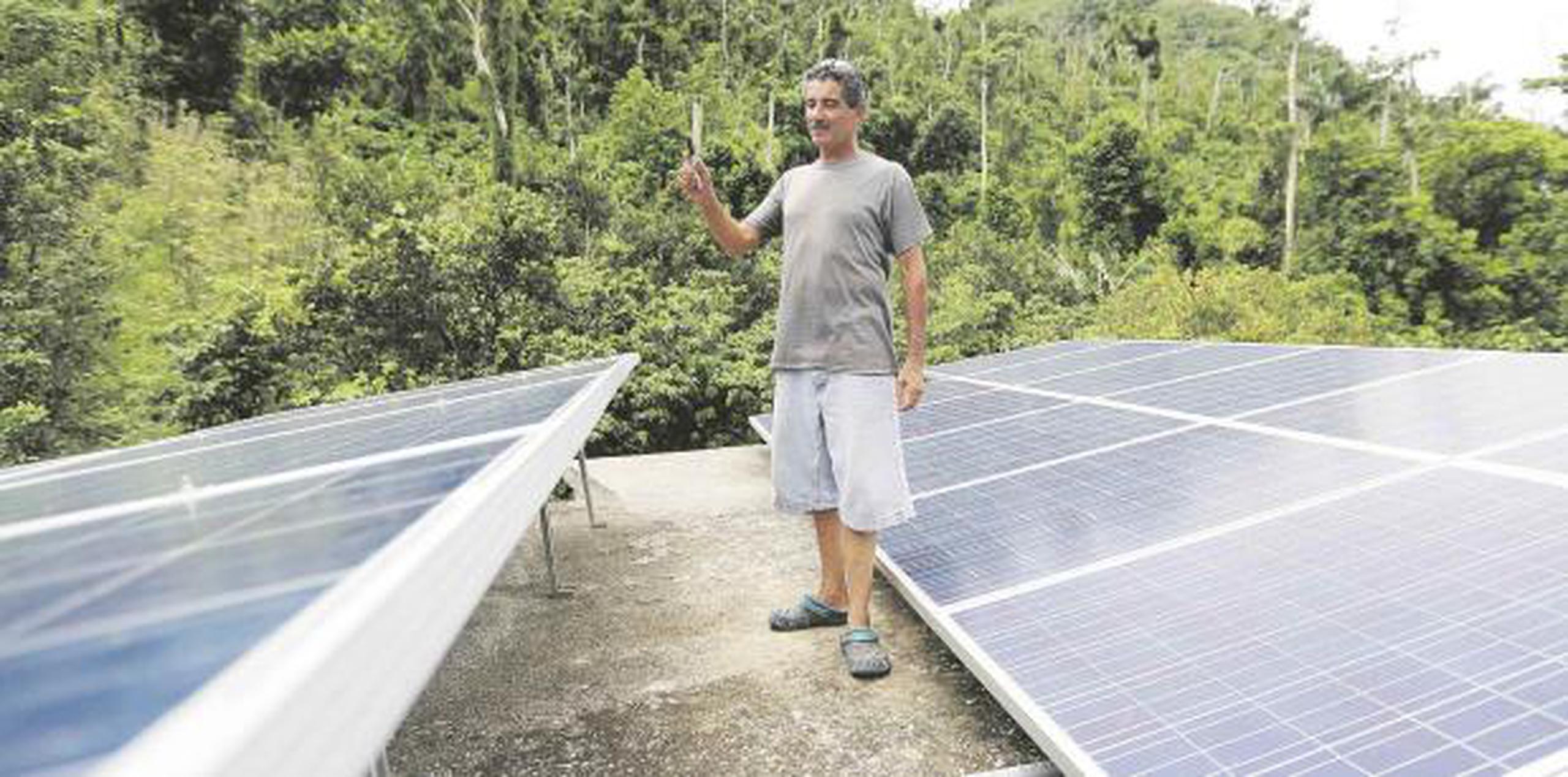 Carmelo Burgos recuerda lo duro que fueron los ocho meses que estuvo sin el servicio de energía. Hoy agradece la iniciativa de contar con una fuente solar de electricidad. (teresa.canino@gfrmedia.com)