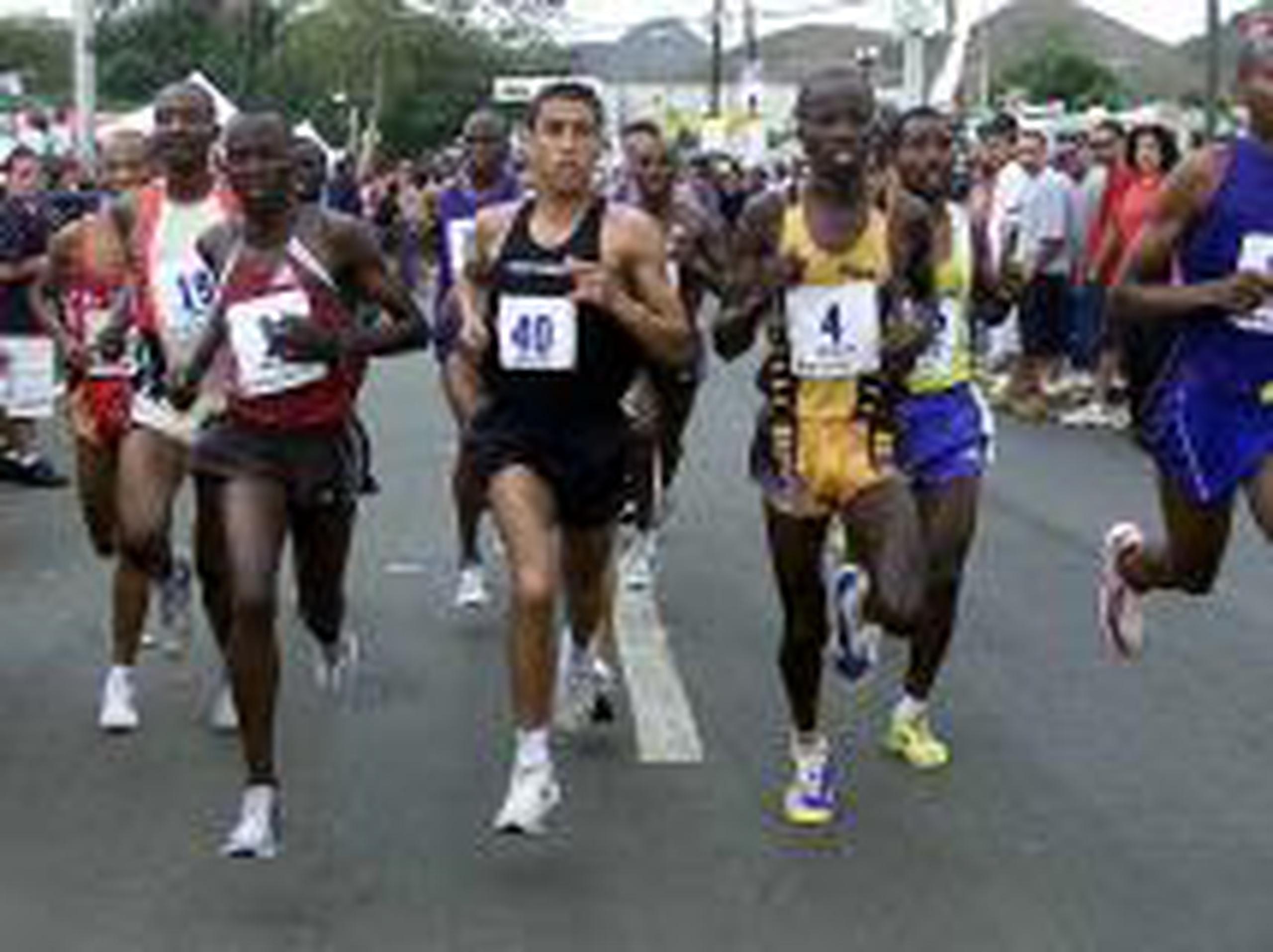 Khalid Khannouchi, al centro, es un explusmarquista mundial en 42.195 kilómetros que ganó cuatro veces el Medio Maratón San Blas. (Archivo)