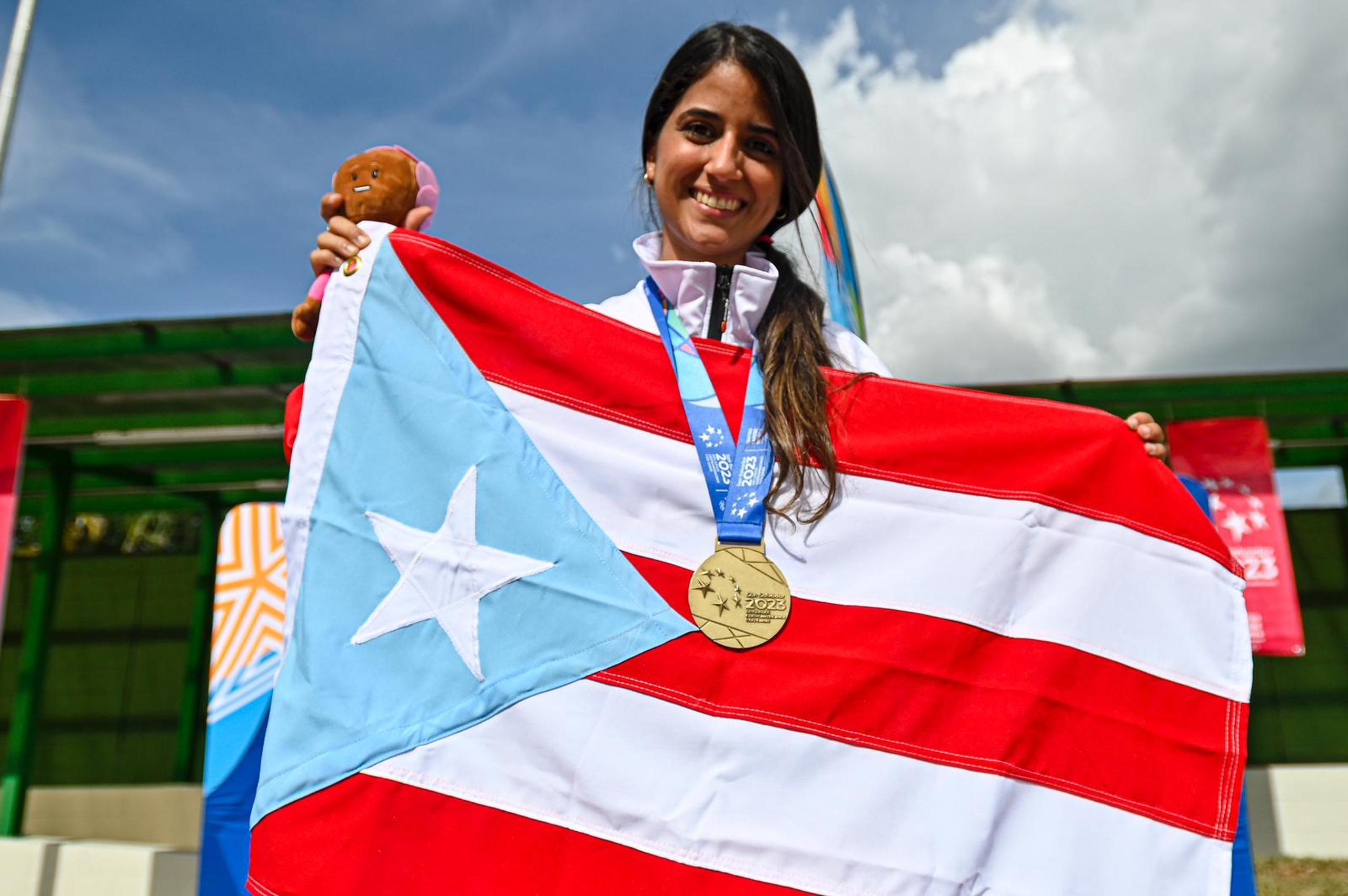 Yarimar Mercado celebra la conquista de su primera medalla de oro en unos Juegos Centroamericanos y del Caribe. Está compitiendo en esta justa por cuarta ocasión en su carrera.  (Copur)
