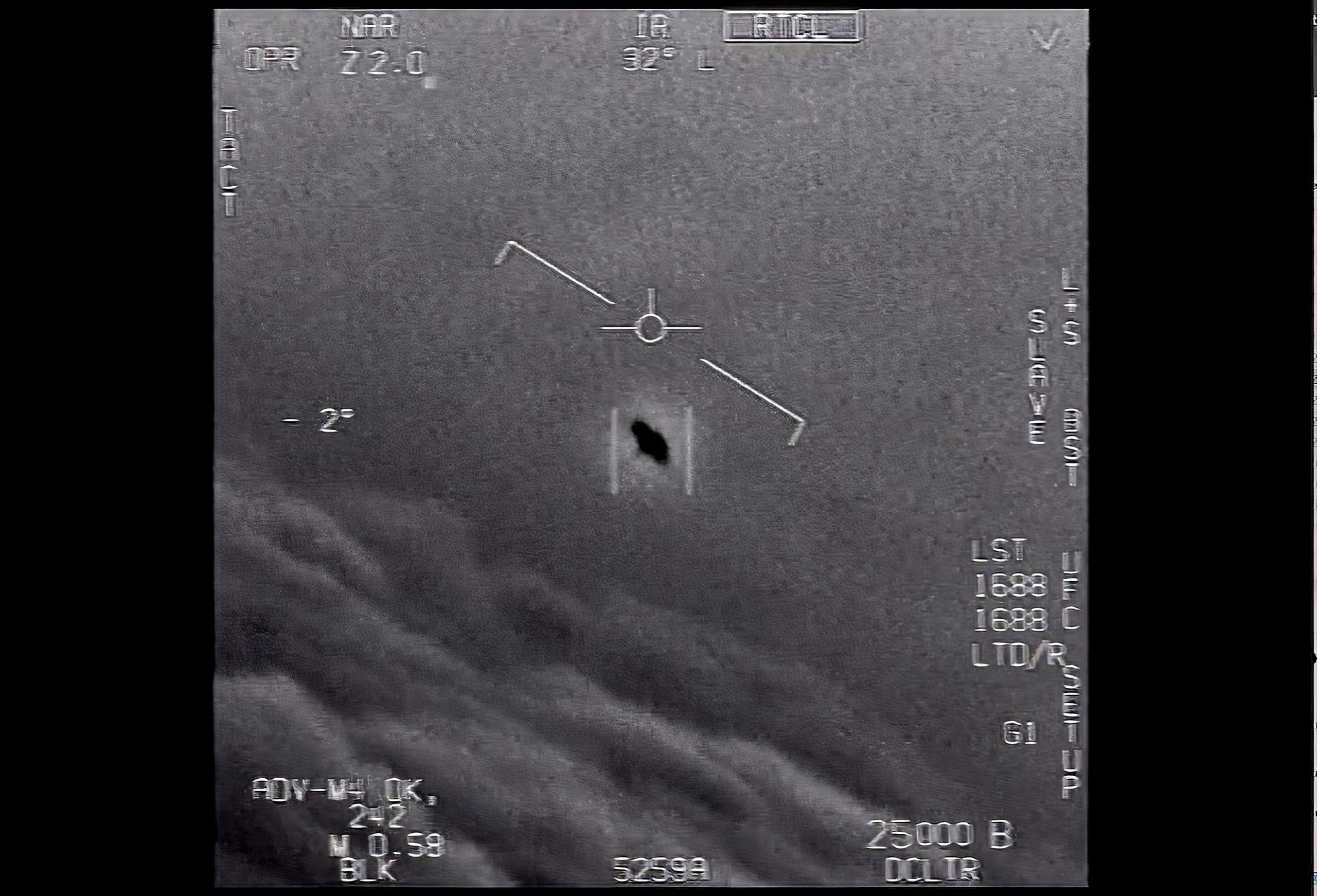 Imagen de un video proporcionada por el Departamento de Defensa conocido como Gimbal de 2015 de un objeto inexplicado en el centro mientras vuelta alto entre las nubes.