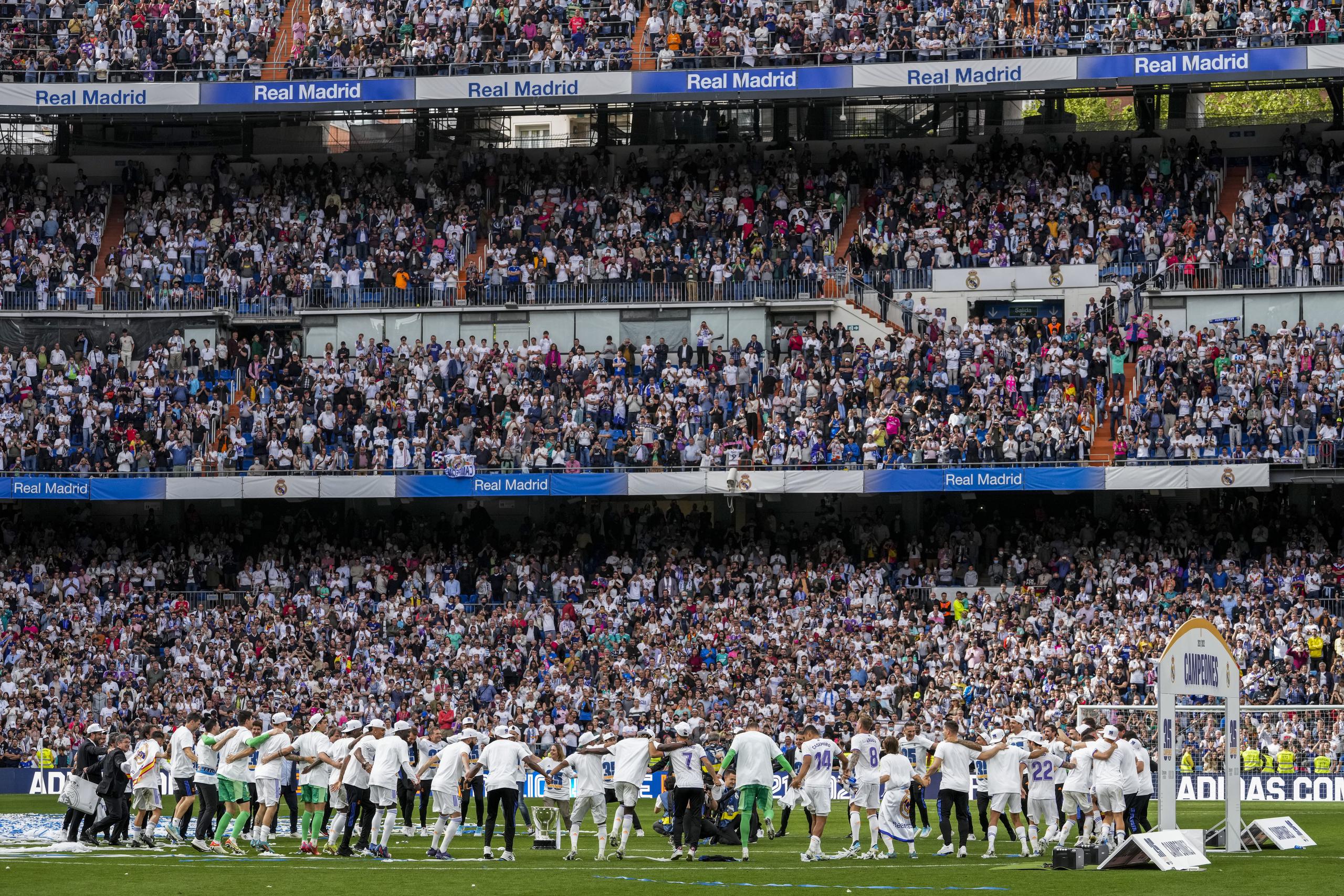 El Real Madrid celebra el título de la Liga española en el estadio Santiago Bernabéu, el sábado 30 de abril de 2022. (AP Foto/Bernat Armangue)
