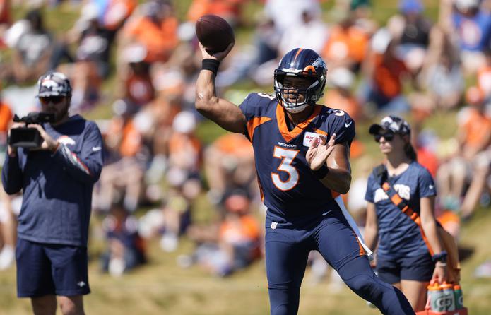 El quarterback de los Broncos de Denver Russell Wilson (3) durante una práctica en Centennial (Colorado) el 8 de agosto del 2022. La NFL aprobó la venta del equipo en la suma récord de 4,650 millones de dólares.