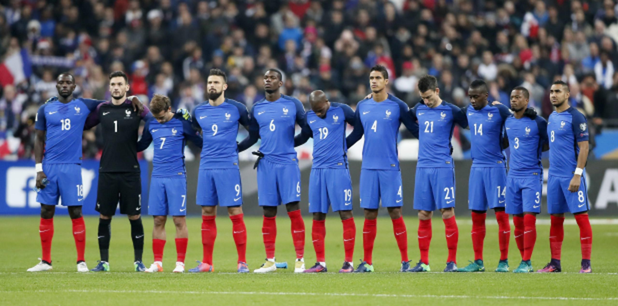Los jugadores de Francia durante el minuto de silencio. (Prensa Asociada)