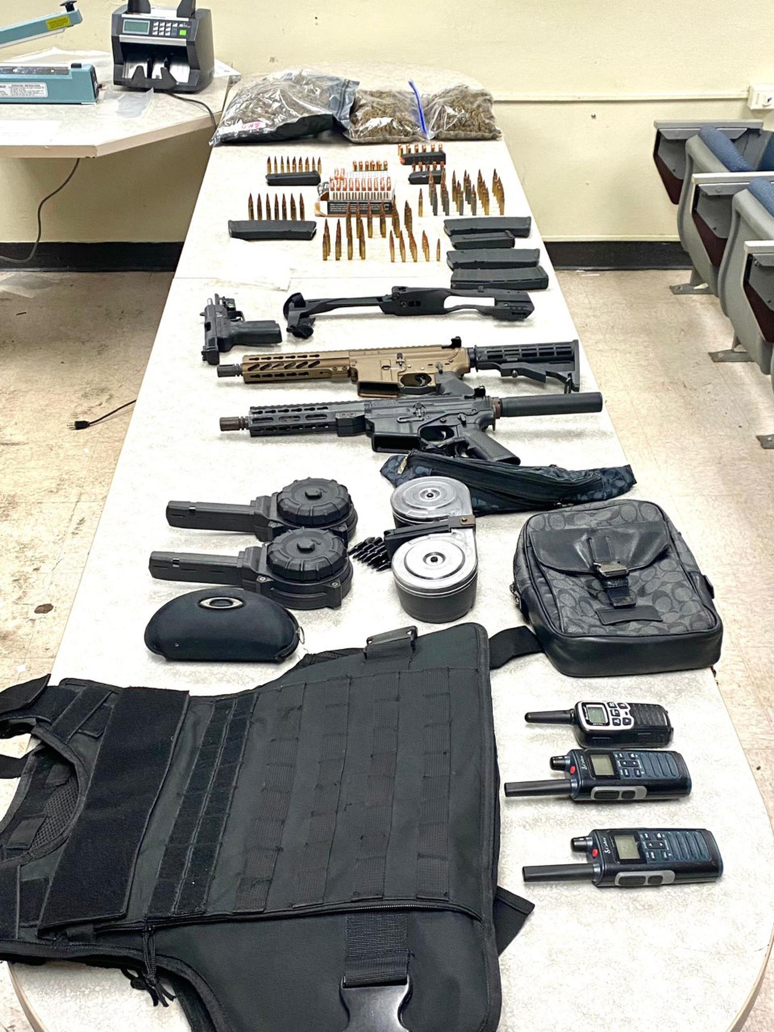 En el residencial Campo Alegre, en Manatí, ocuparon dos rifles, una pistola, 12 cargadores, 248 municiones de diferentes calibres, un chaleco antibalas, 17.09 gramos de cocaína, 3 libras de marihuana y radios portátiles de comunicaciones.