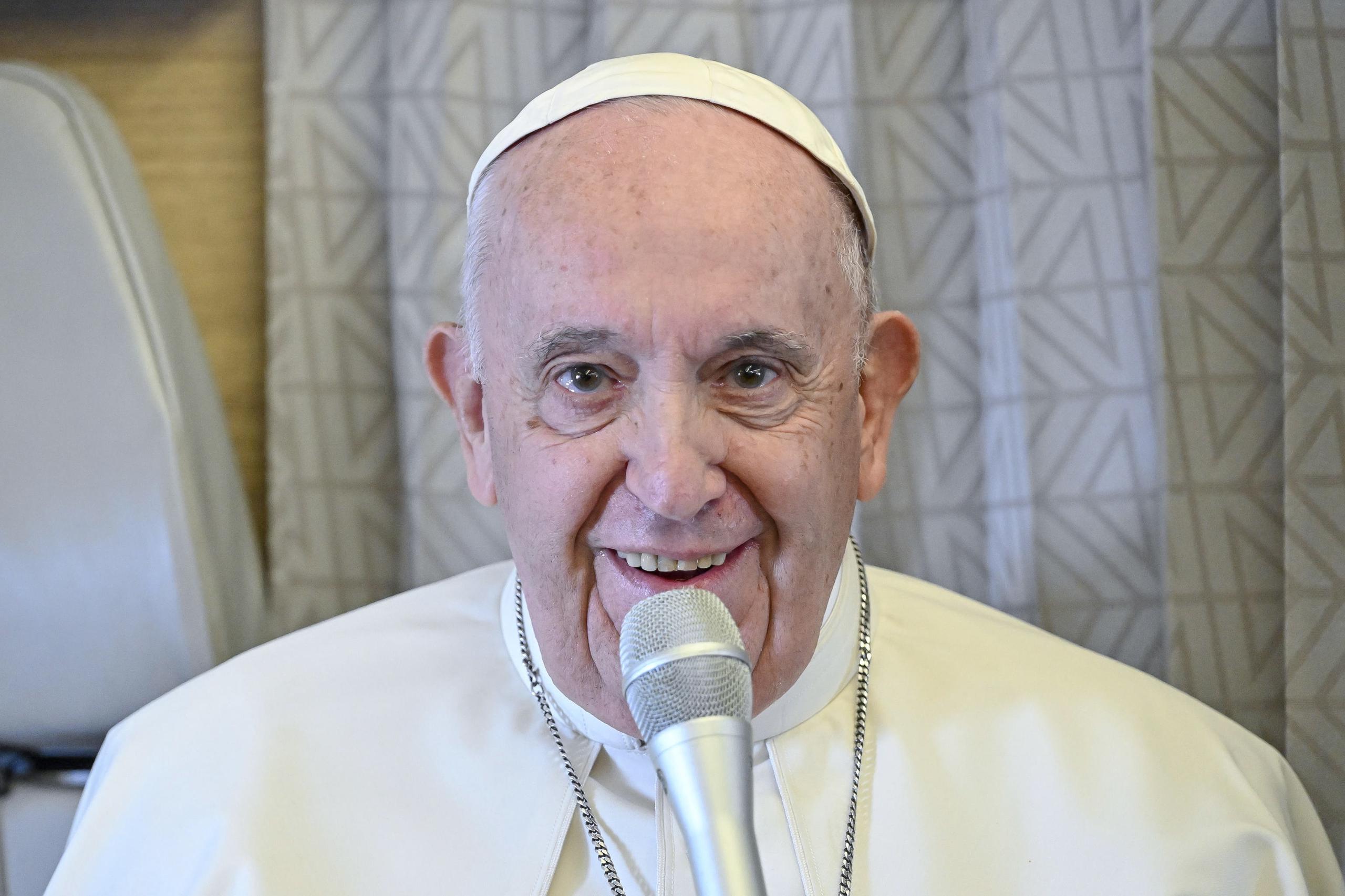 El papa Francisco responde este jueves a las preguntas de los periodistas durante una conferencia a bordo del avión papal en su vuelo de regreso a Roma tras visitar Kazajistán. (EFE /EPA/ALESSANDRO DI MEO / POOL)