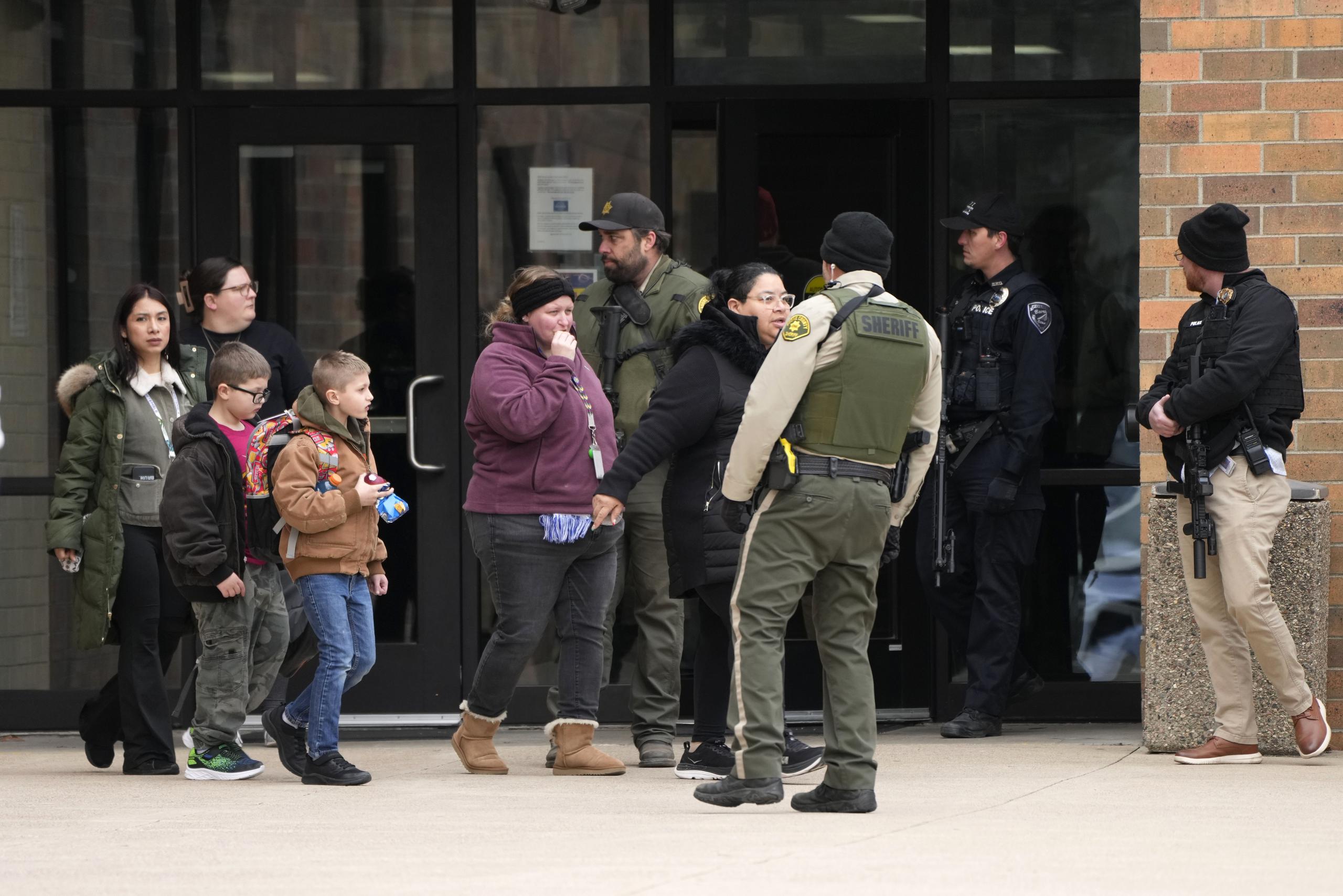 La gente sale del edificio comunitario McCreary después de reunirse luego de un tiroteo en la escuela secundaria Perry, en Iowa. (Foto AP/Charlie Neibergall)