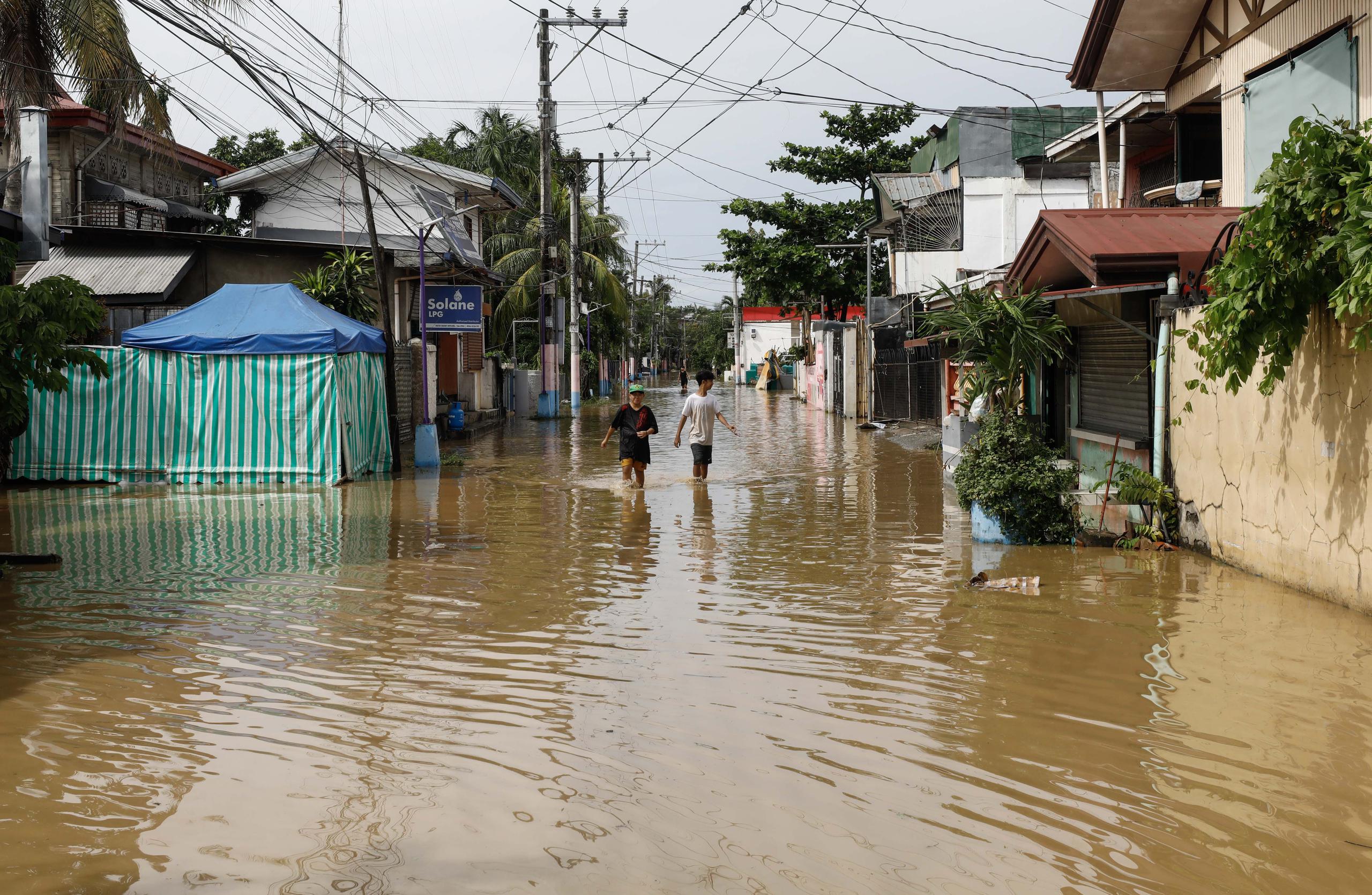 Se espera que el tifón, a cuyo paso por Filipinas como un super tifón dejó un saldo de cinco muertos y más de 74,000 evacuados por sus vientos de 115 millas por hora, ocasione vendavales y tormentas de lluvia en el mar de China Meridional y las zonas costeras del sur de China.