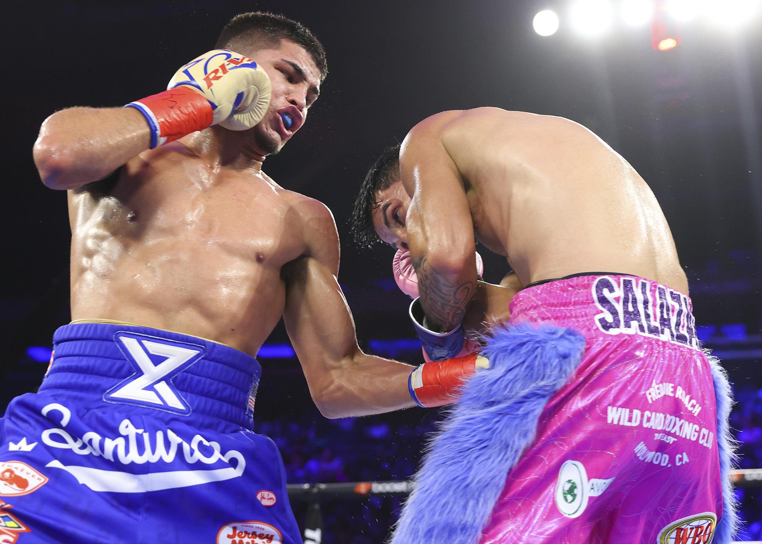 Xander Zayas pega al cuerpo del mexicano Alexis Salazar durante el combate en el Madison Square Garden de Nueva York.