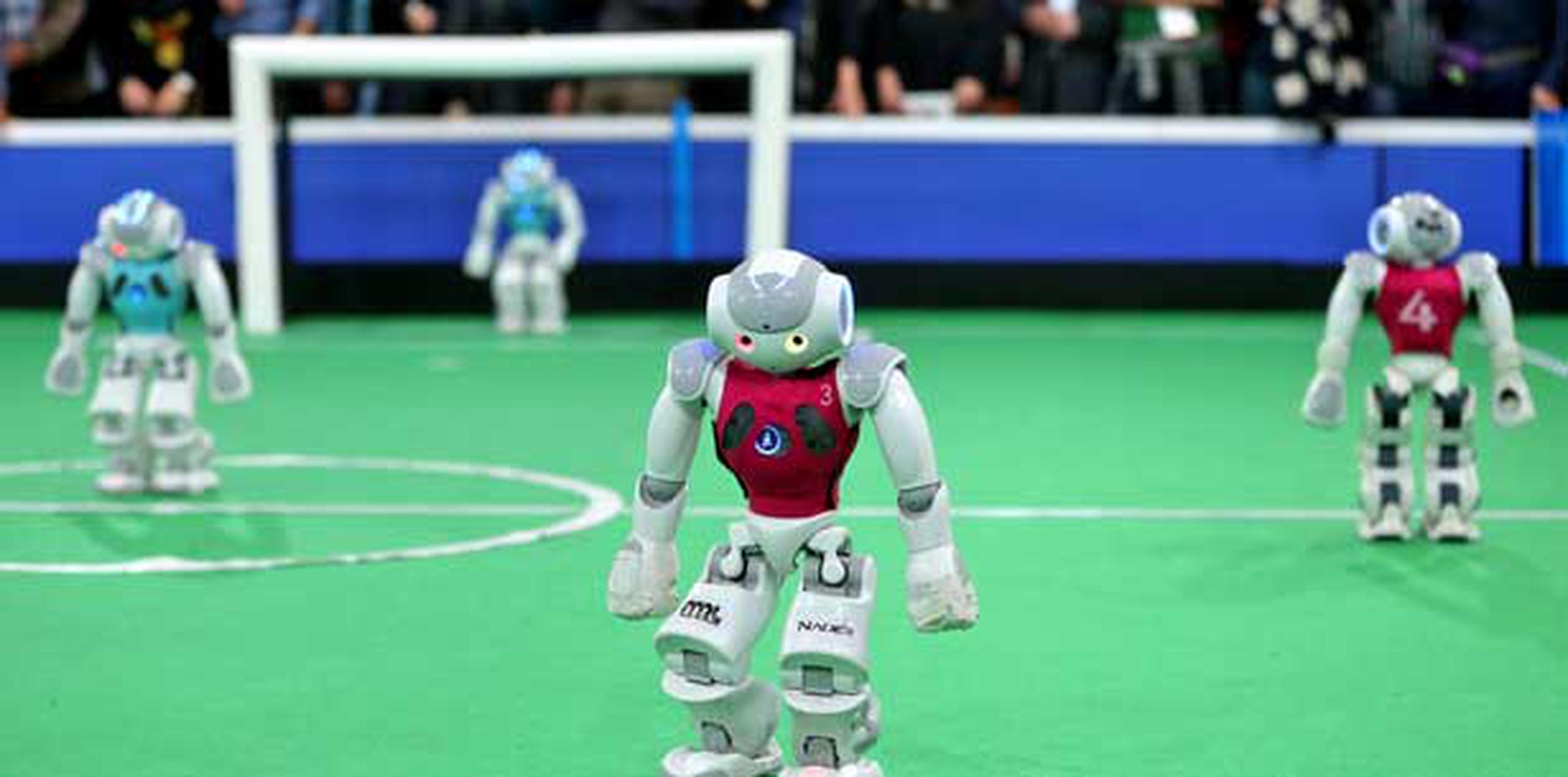 El objetivo es que para 2050 la robótica haya avanzado tanto que un equipo formado por robots pueda enfrentar a humanos, y vencerlos. (AP/Ebrahim Noroozi)