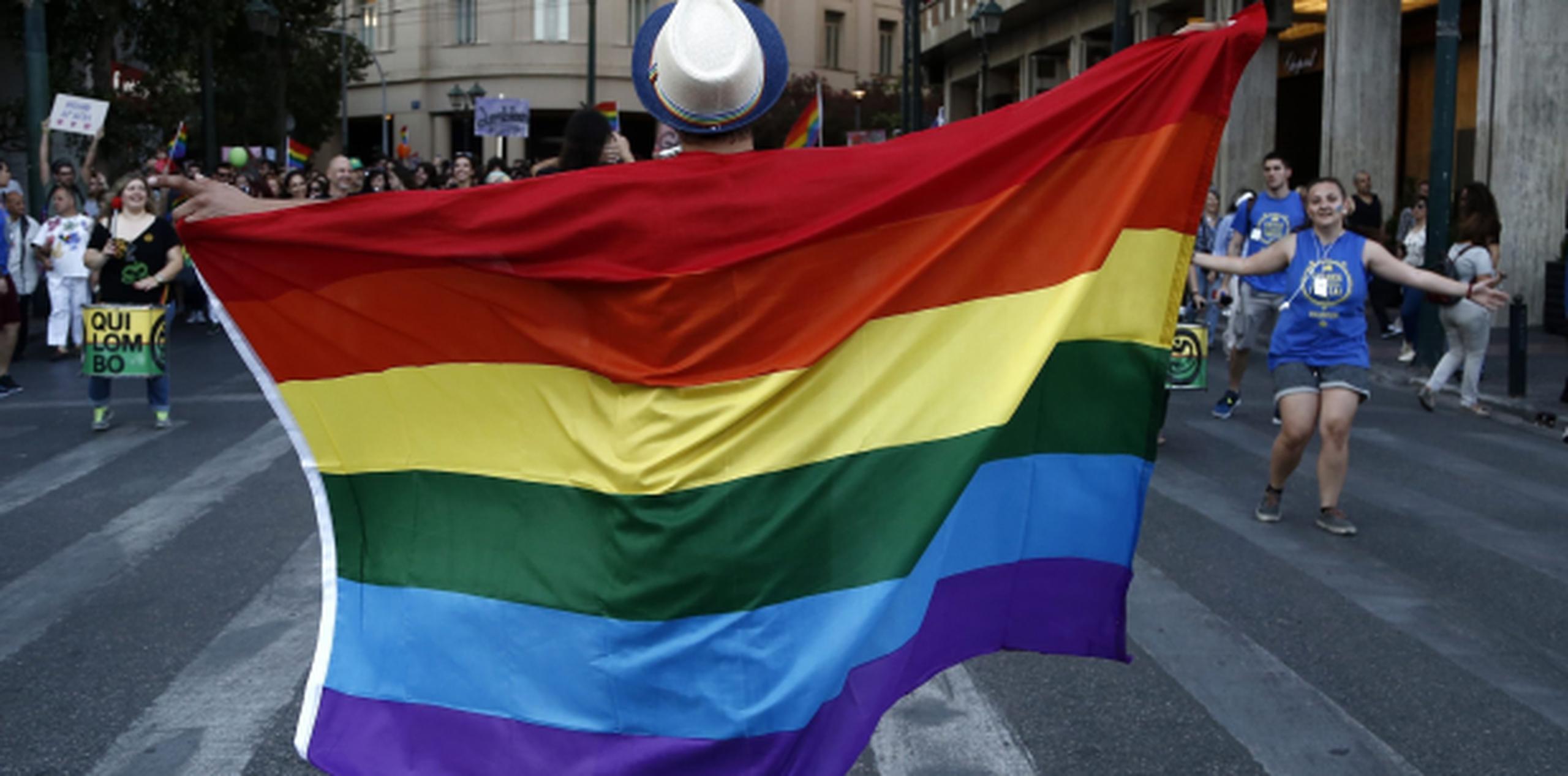 Este fin de semana hubo desfiles de la comunidad gay en Grecia, como en esta foto, Ukrania e Italia. (EFE)