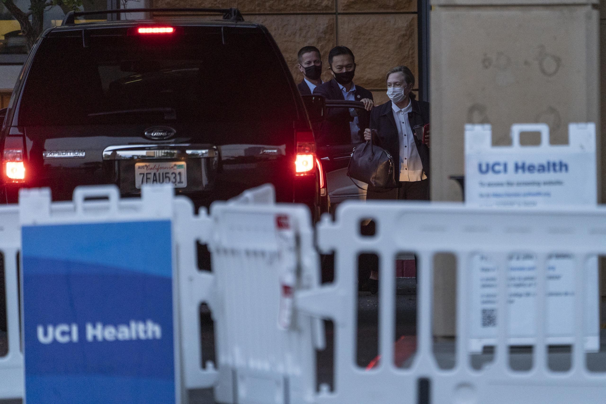 Su esposa Hillary Clinton estuvo con su esposo en el hospital. Ella regresó el sábado con su hija Chelsea Clinton alrededor de las 8 de la mañana del sábado en una SUV acompañada de agentes del Servicio Secreto.
